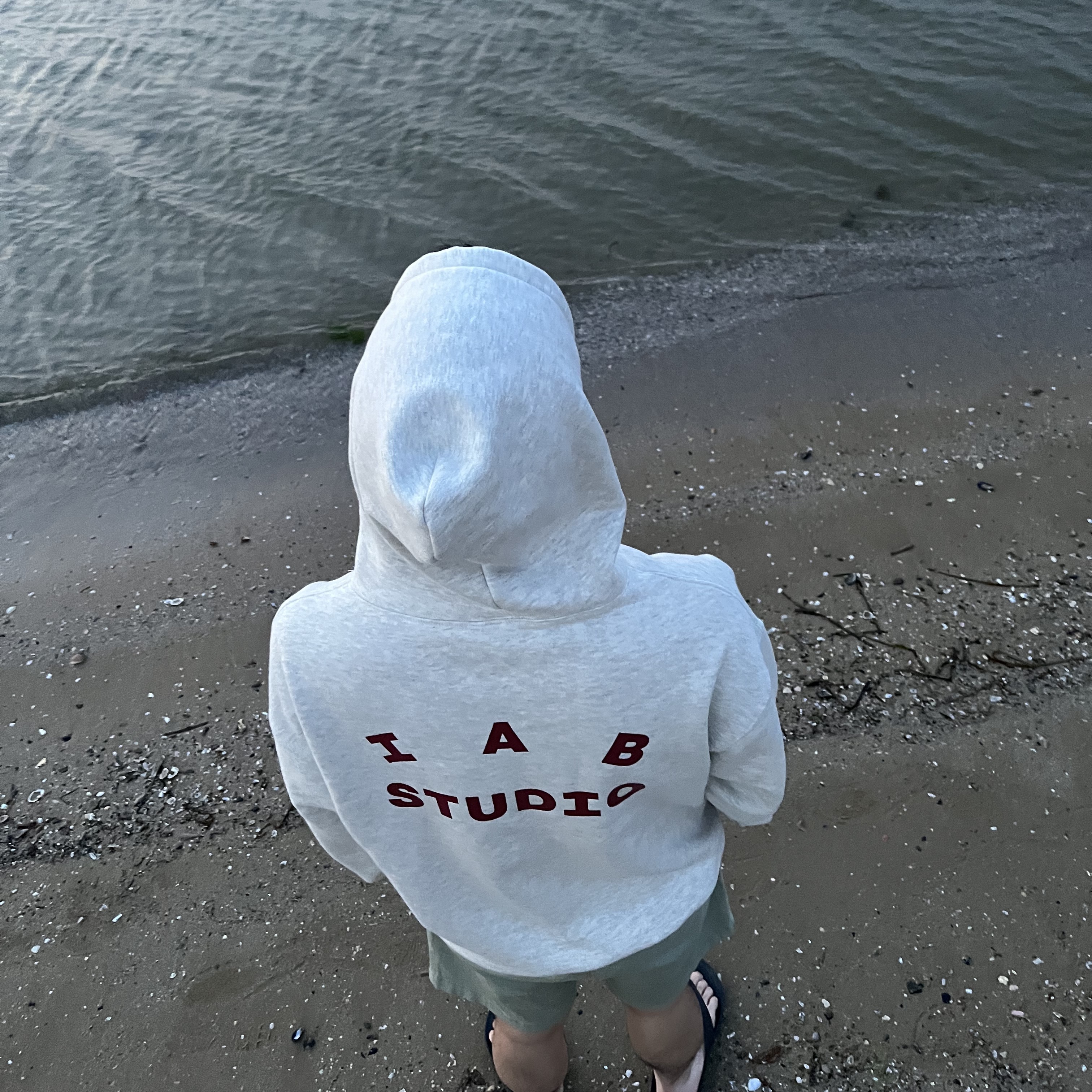 IAB Studio Hoodie Oatmeal Burgundy 착용 스타일 - 1