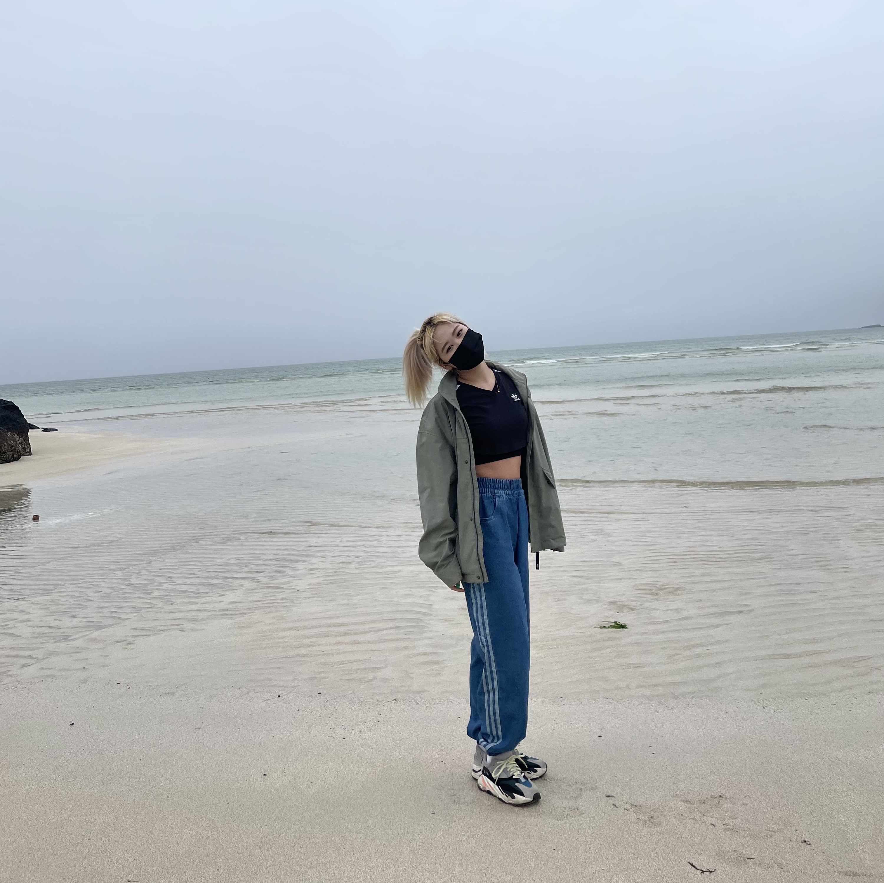 Adidas Yeezy Boost 700 Wave Runner Solid Grey 2021/2022 착용 스타일