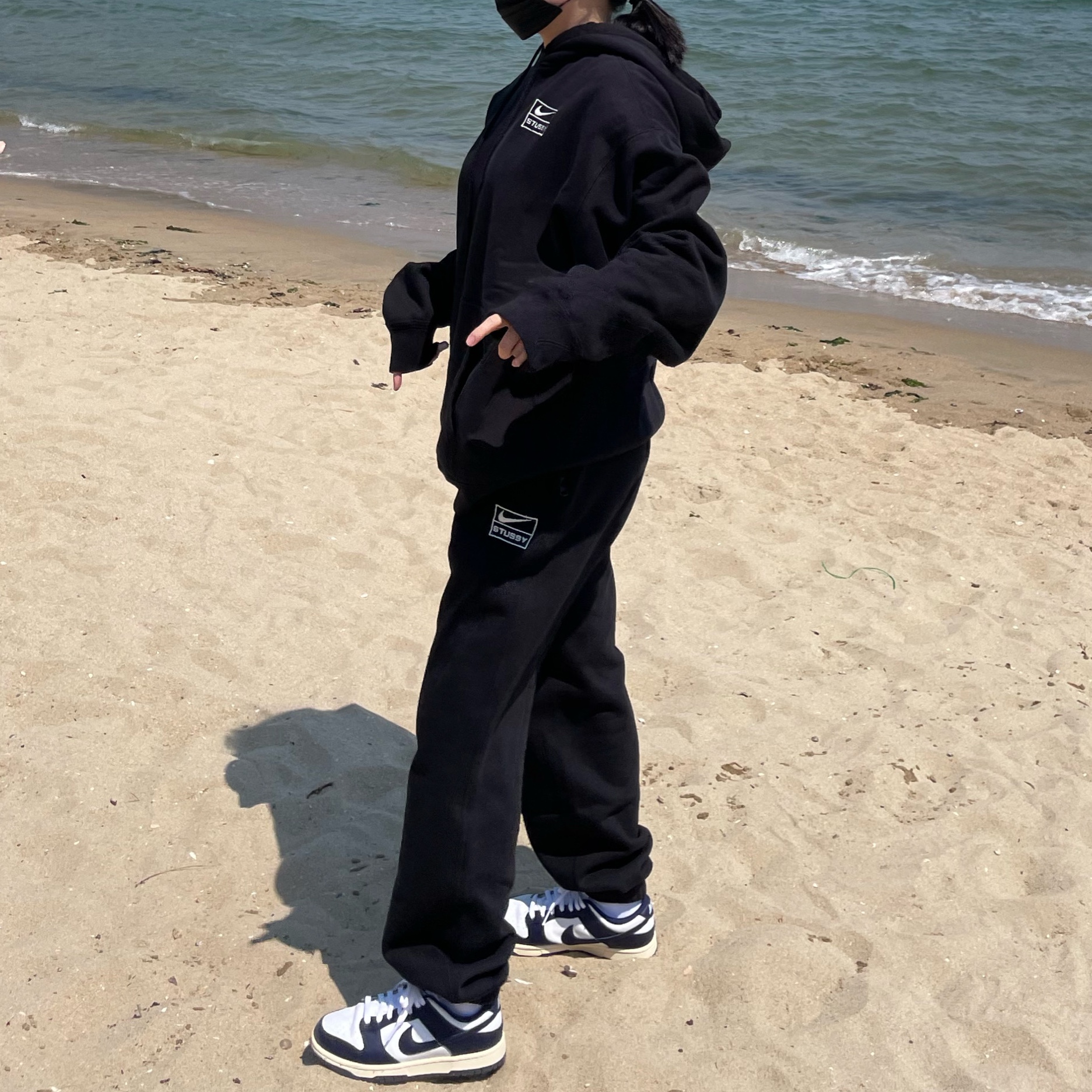 Nike x Stussy NRG RA Washed Fleece Pants Black (DN4030-010), Nike x Stussy NRG RA Washed Pullover Hoodie Black (DN4028-010) 착용 스타일