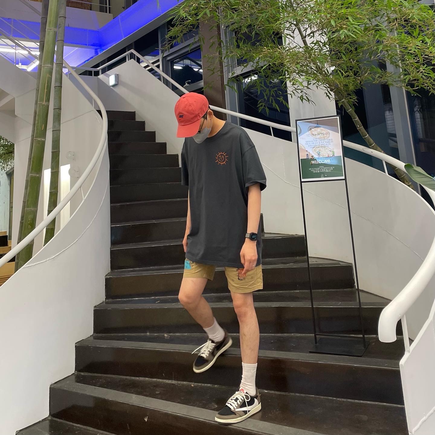Jordan 1 x Travis Scott Retro Low OG SP Mocha, Nike ACG Sunshine T-Shirt Dark Smoke Grey - US/EU 착용 스타일 - 2