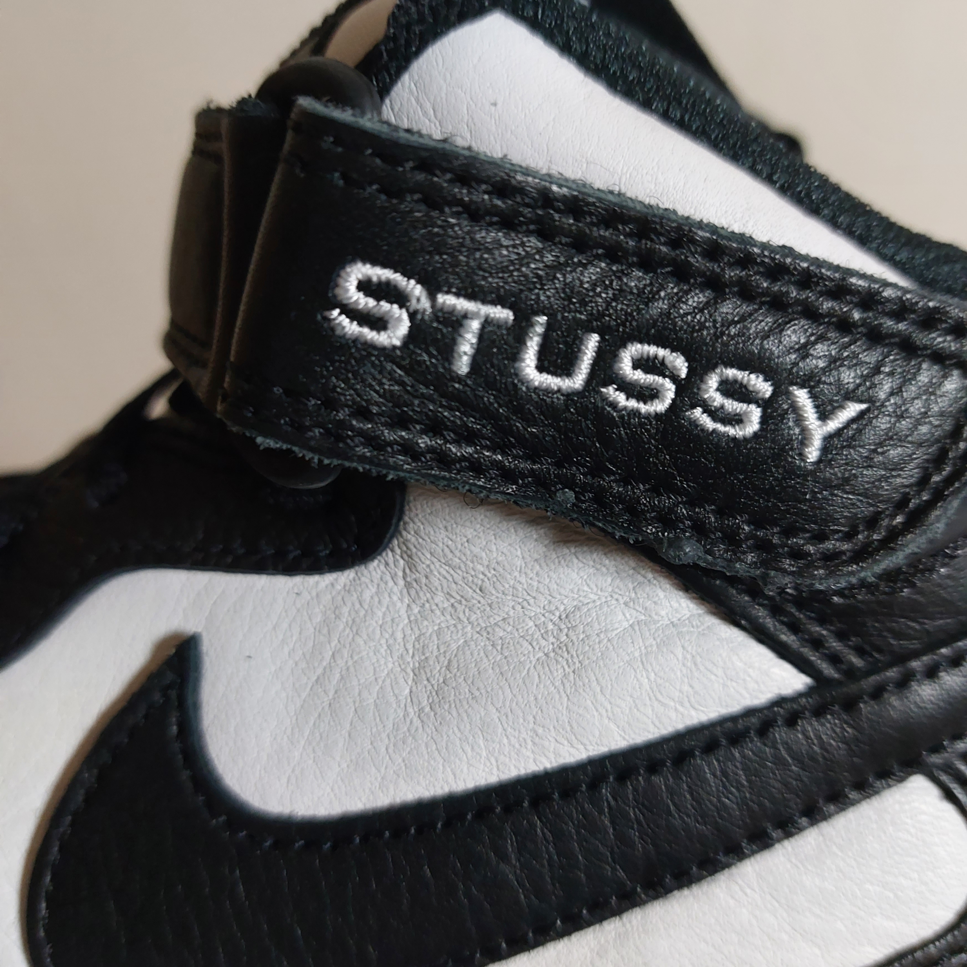 Nike x Stussy Air Force 1 '07 Mid SP Black and Light Bone 착용 스타일 - 3