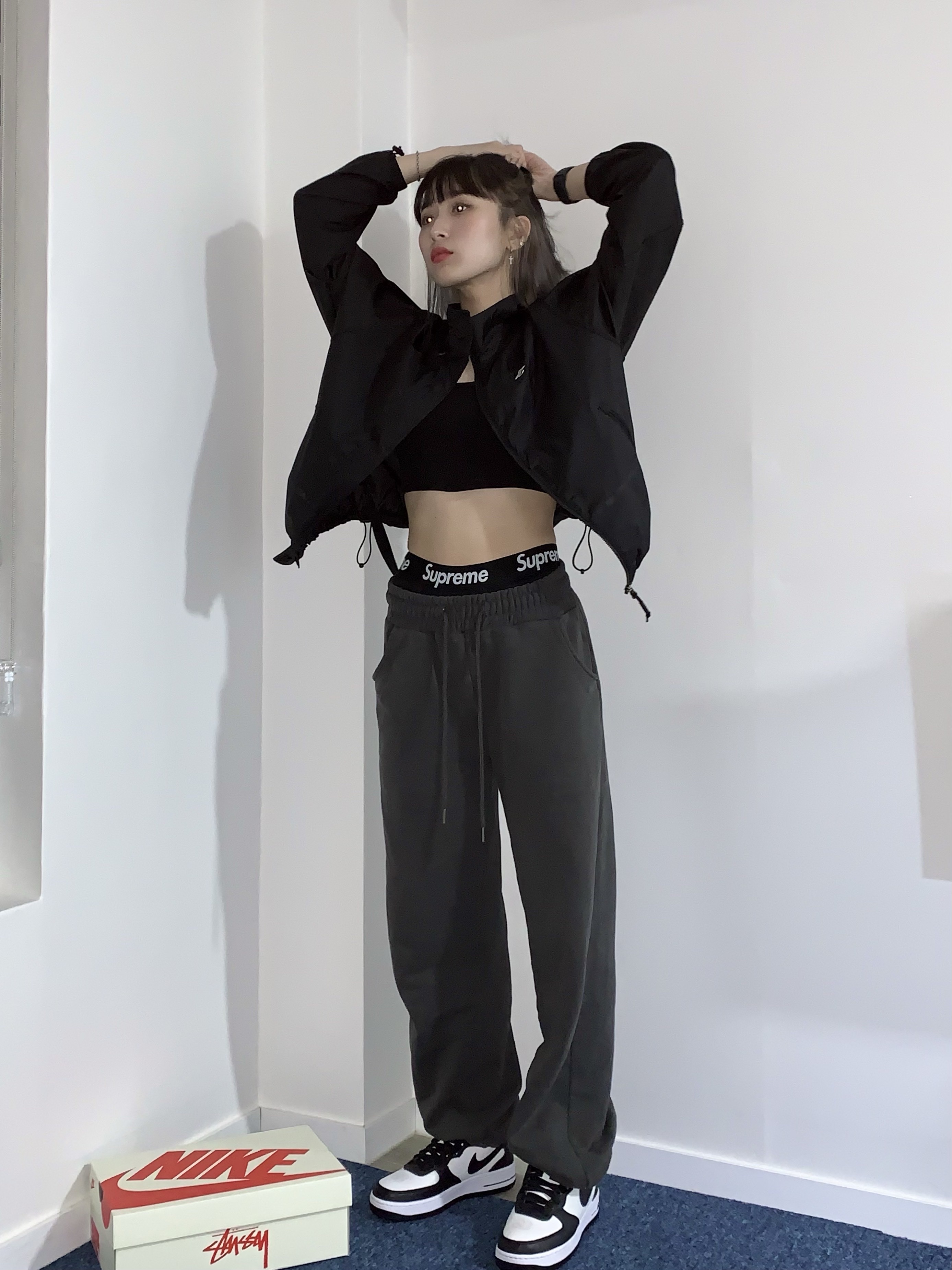 Supreme Hanes Boxer Briefs Black (4 Pack), Nike x Stussy Air Force 1 '07 Mid SP Black and Light Bone 착용 스타일 - 1