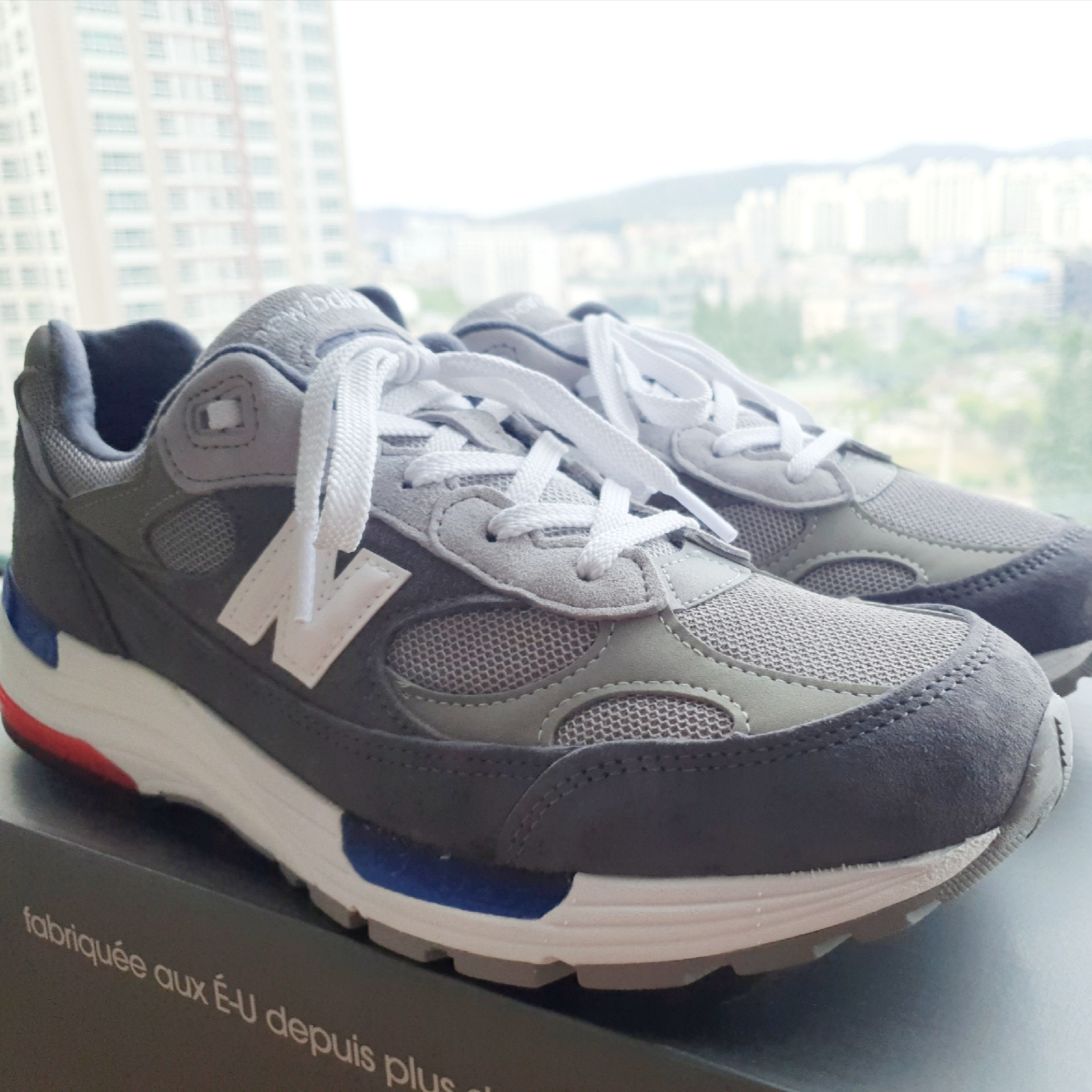New Balance 992 Made in USA Grey Red Blue 착용 스타일
