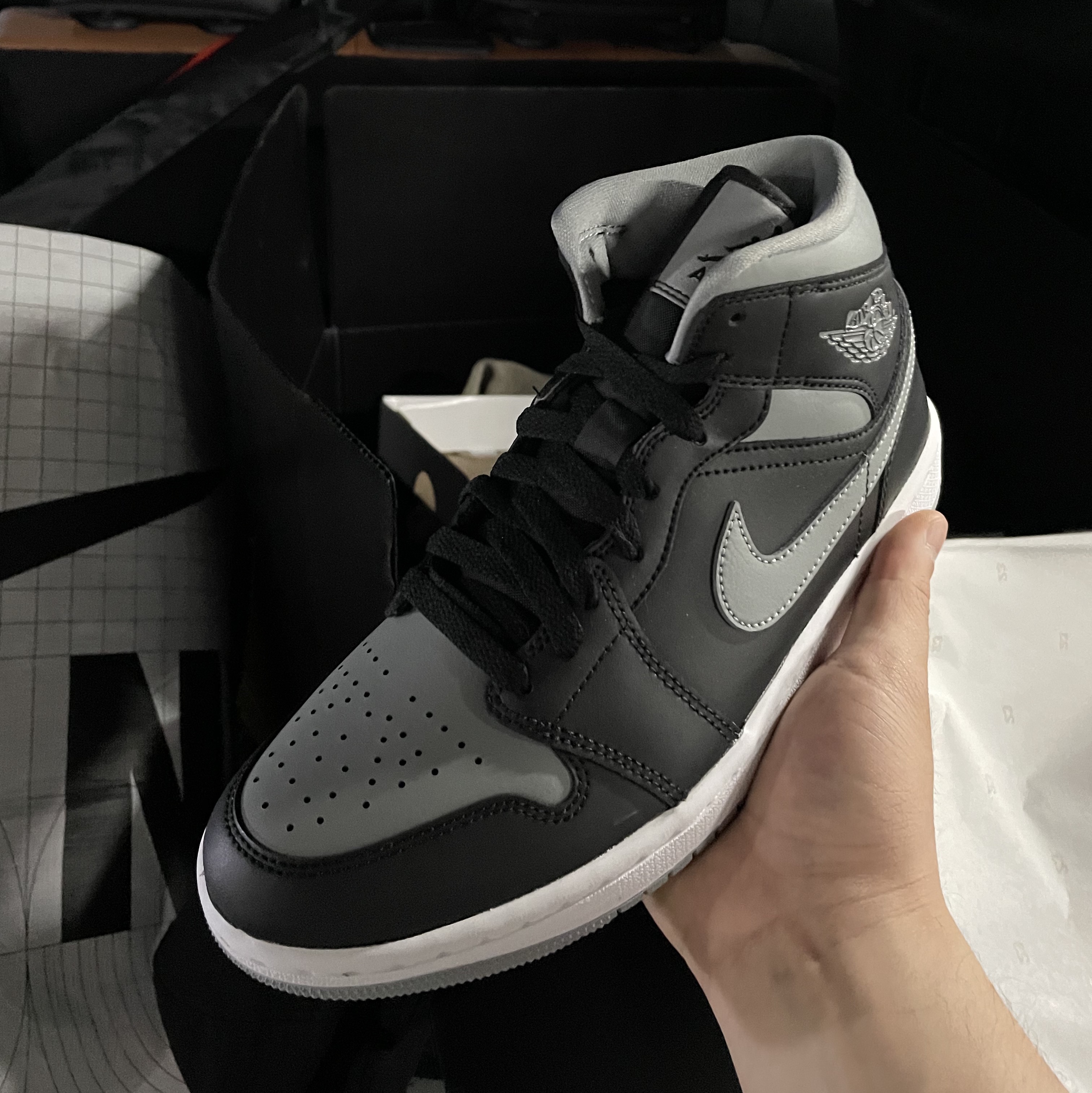 (W) Jordan 1 Mid Black Particle Grey 착용 스타일 - 1