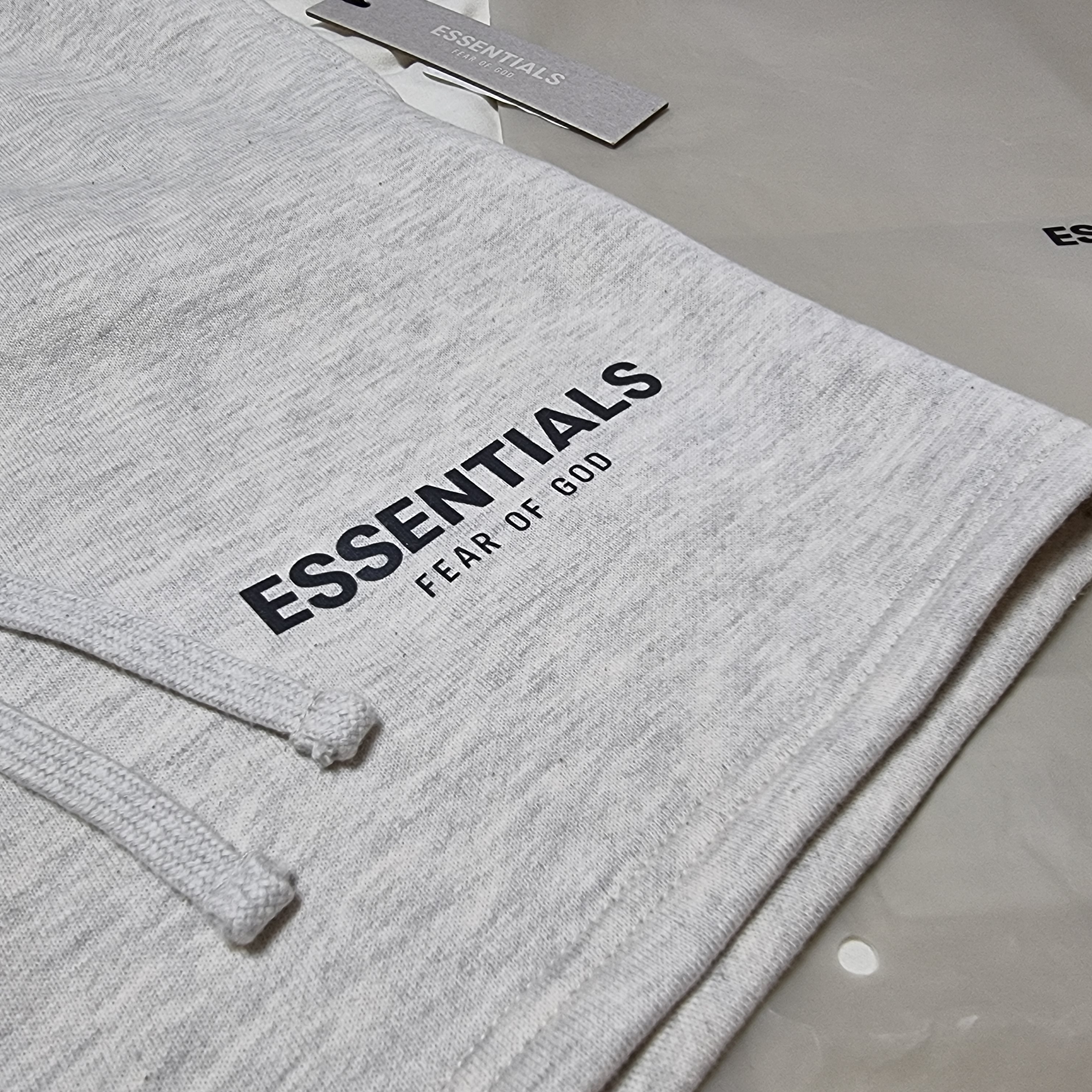 Essentials The Core Collection Sweatshorts Oatmeal 착용 스타일