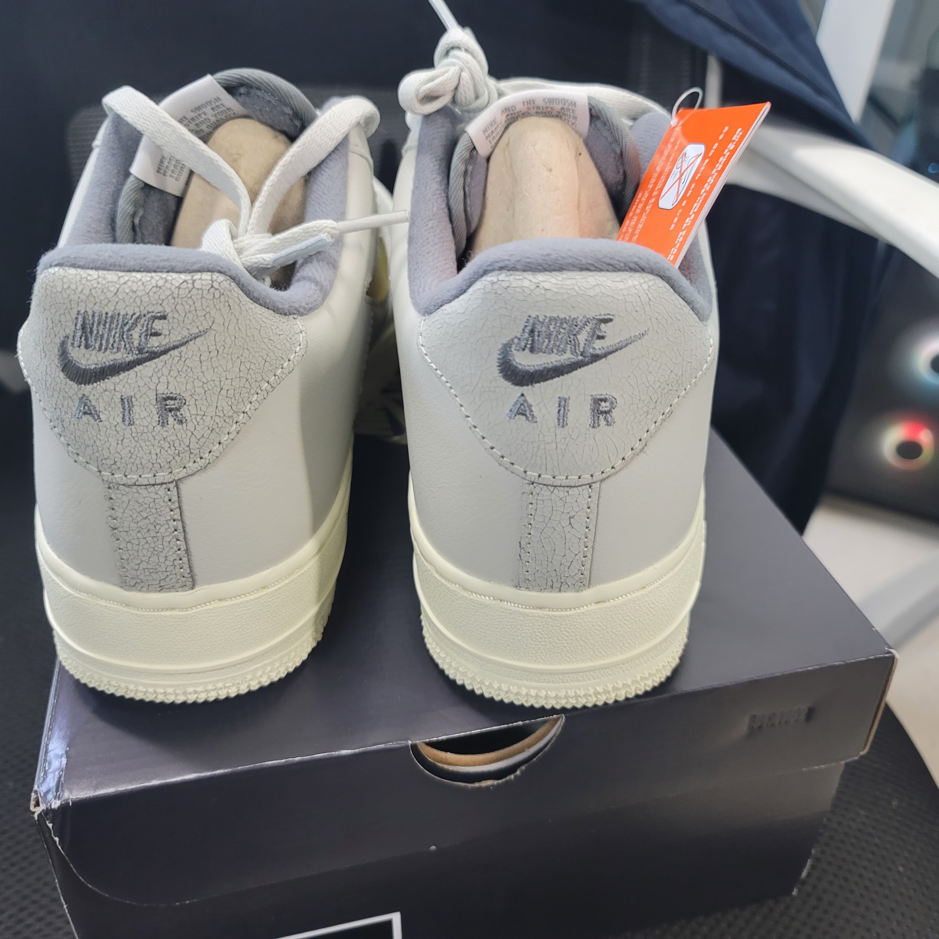 Nike Air Force 1 '07 LX Light Bone and Coconut Milk 착용 스타일 - 4