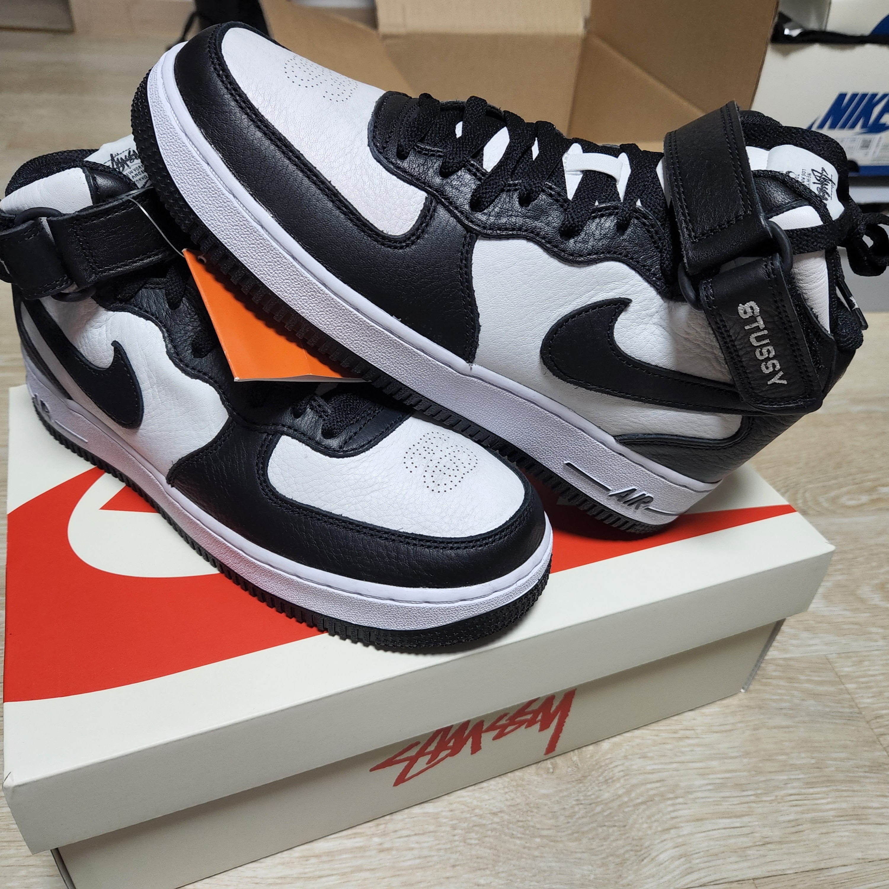Nike x Stussy Air Force 1 '07 Mid SP Black and Light Bone 착용 스타일 - 1