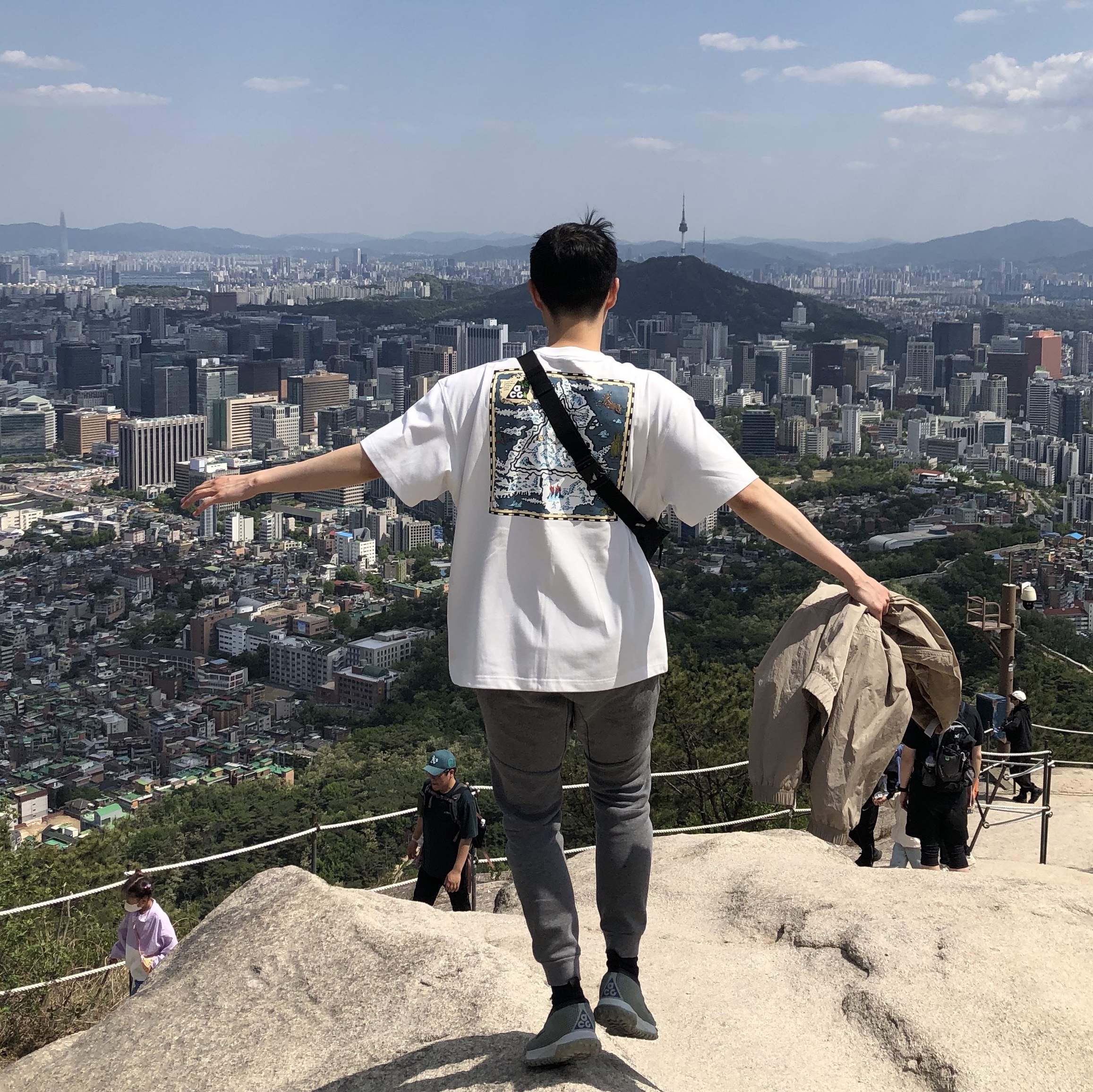 Nike ACG Mountain Fly Gore-Tex Clay Green, Nike ACG Iceland Map T-Shirt Summit White - Asia 착용 스타일