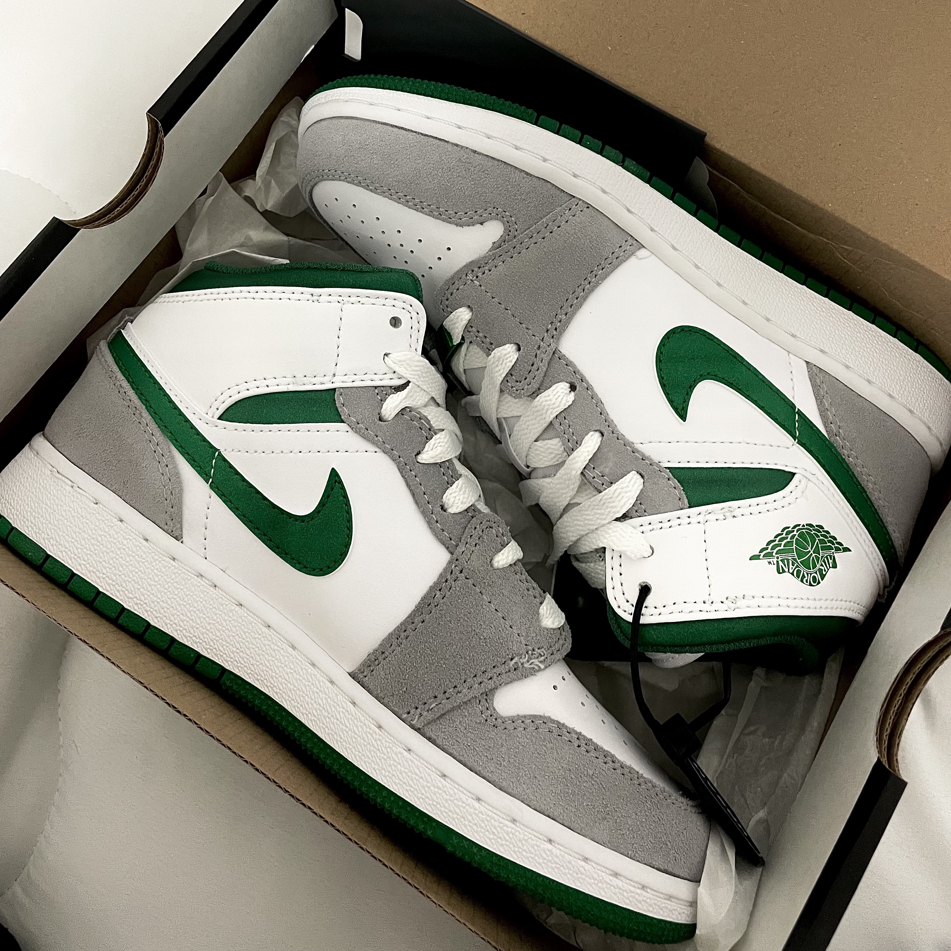 (GS) Jordan 1 Mid SE Pine Green Light Smoke Grey 착용 스타일 - 1