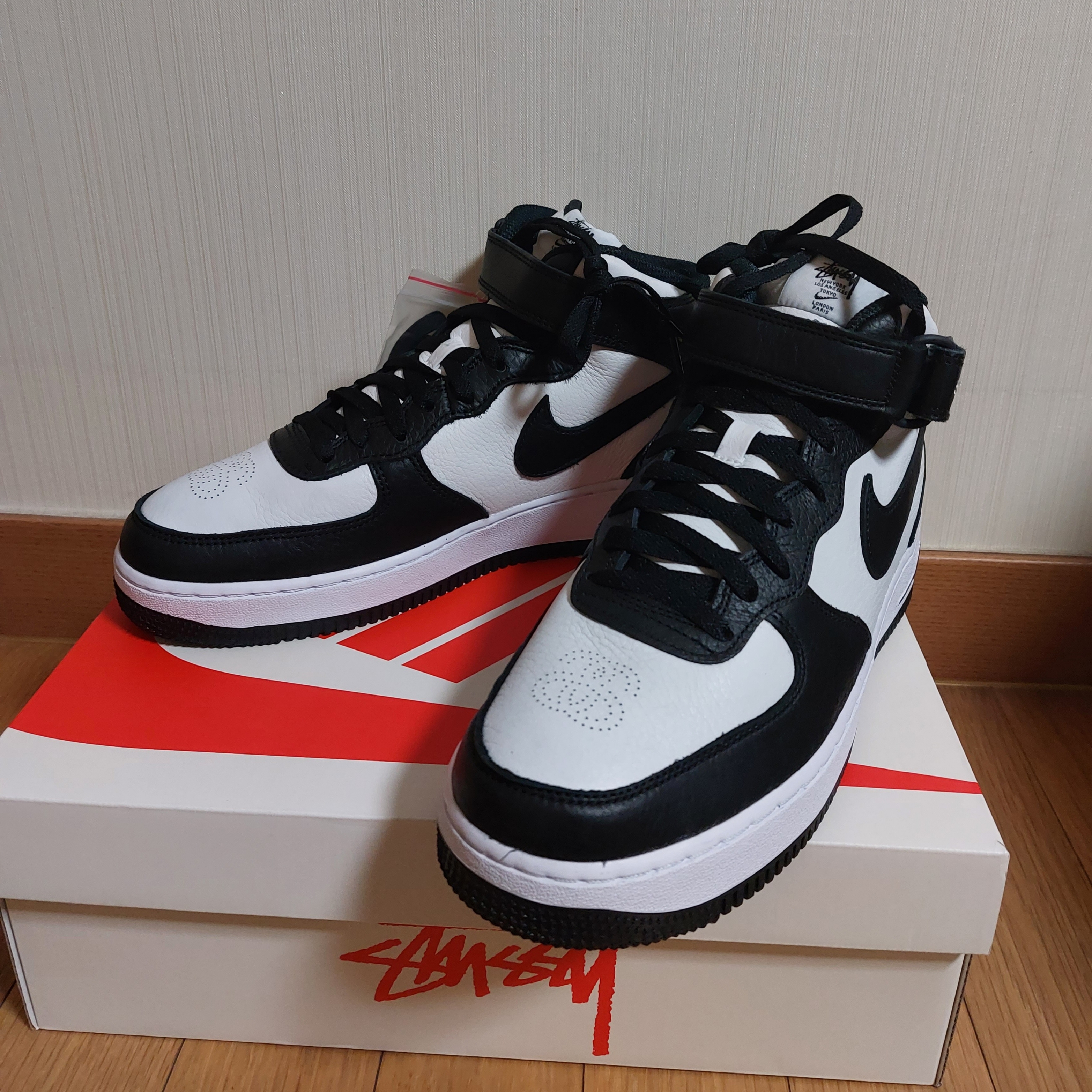 Nike x Stussy Air Force 1 '07 Mid SP Black and Light Bone 착용 스타일 - 2