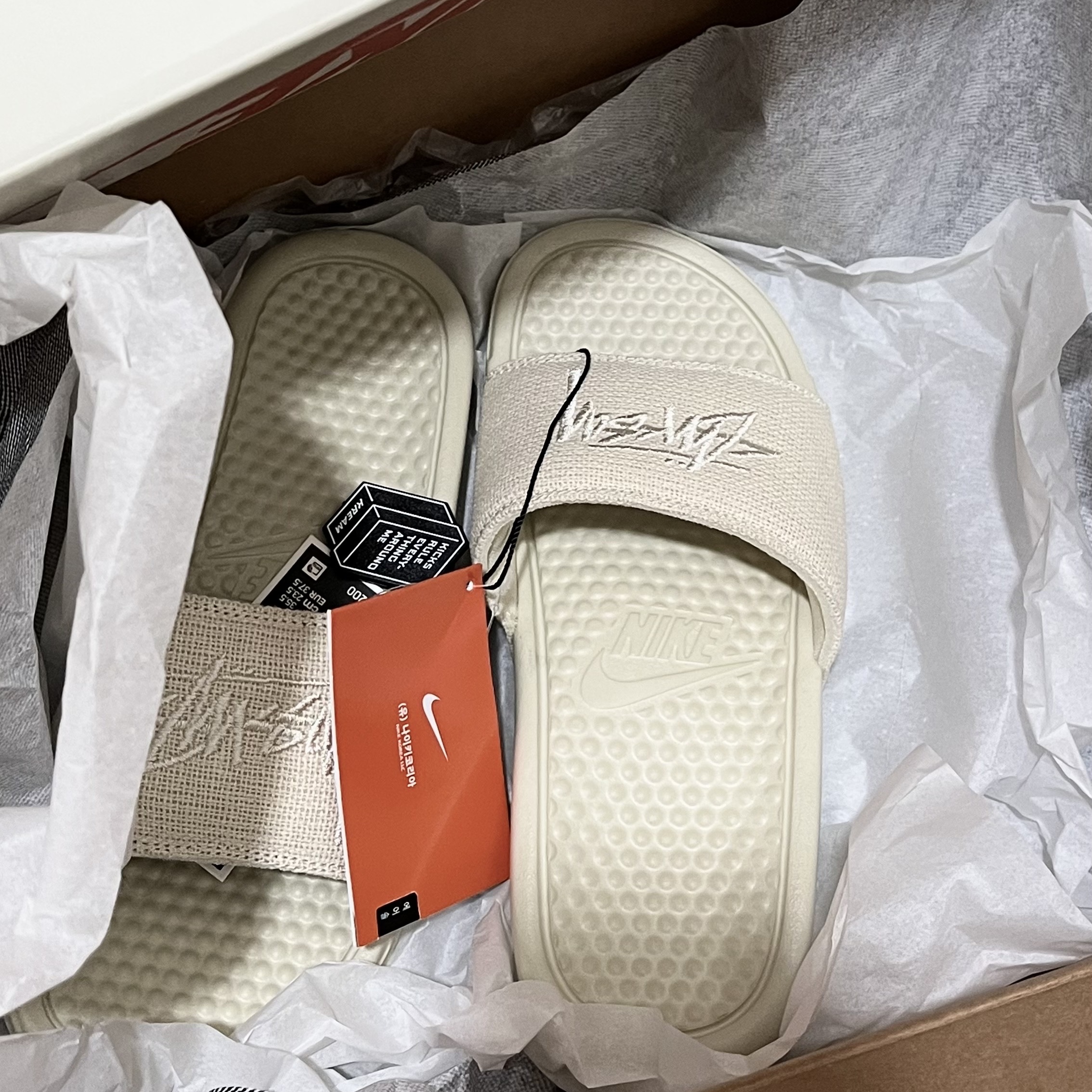 Nike x Stussy Benassi Hemp Slide Fossil Stone 착용 스타일 - 3