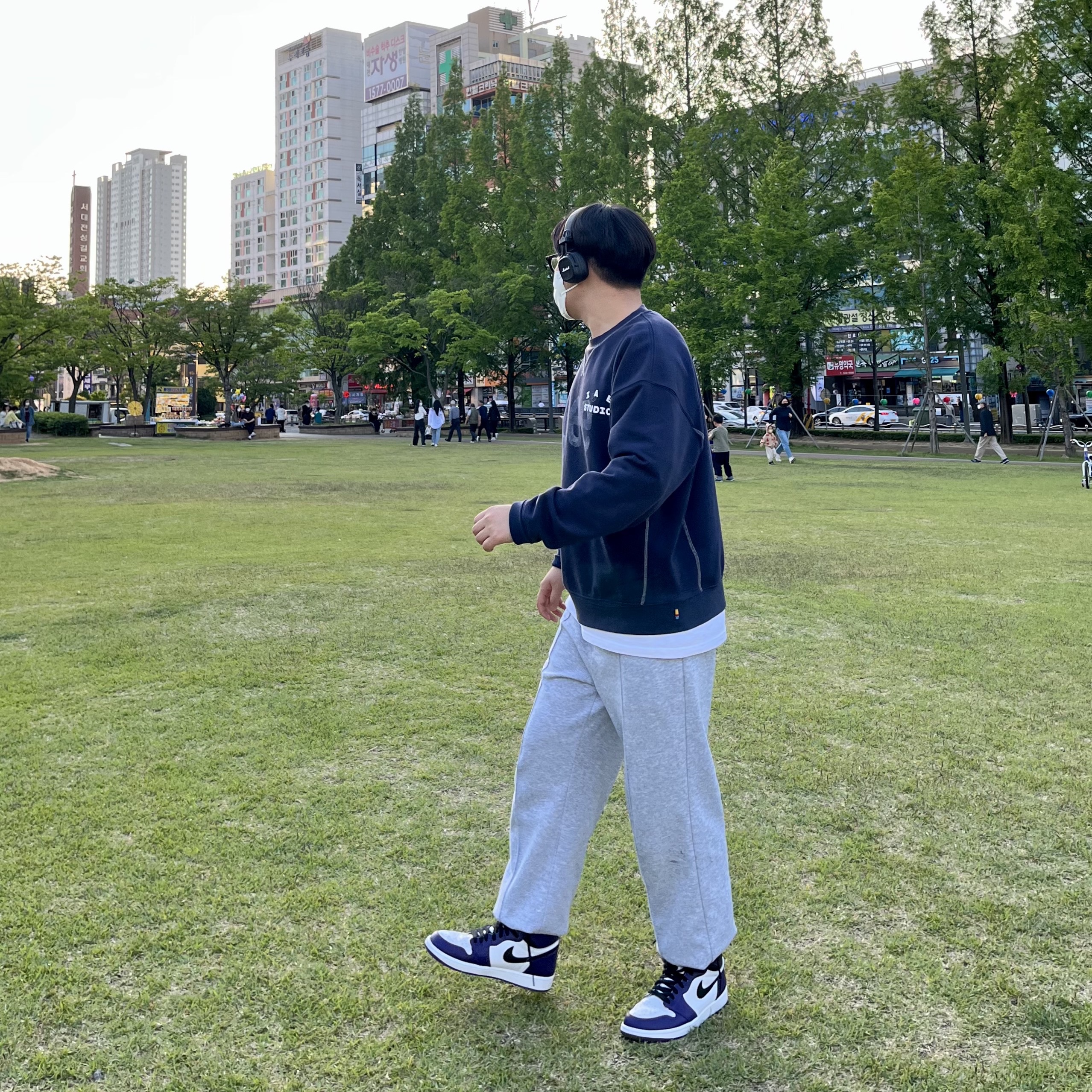 IAB Studio x Lee Pigment Sweatshirt Indigo Navy, Jordan 1 Retro High OG Court Purple 2020 착용 스타일