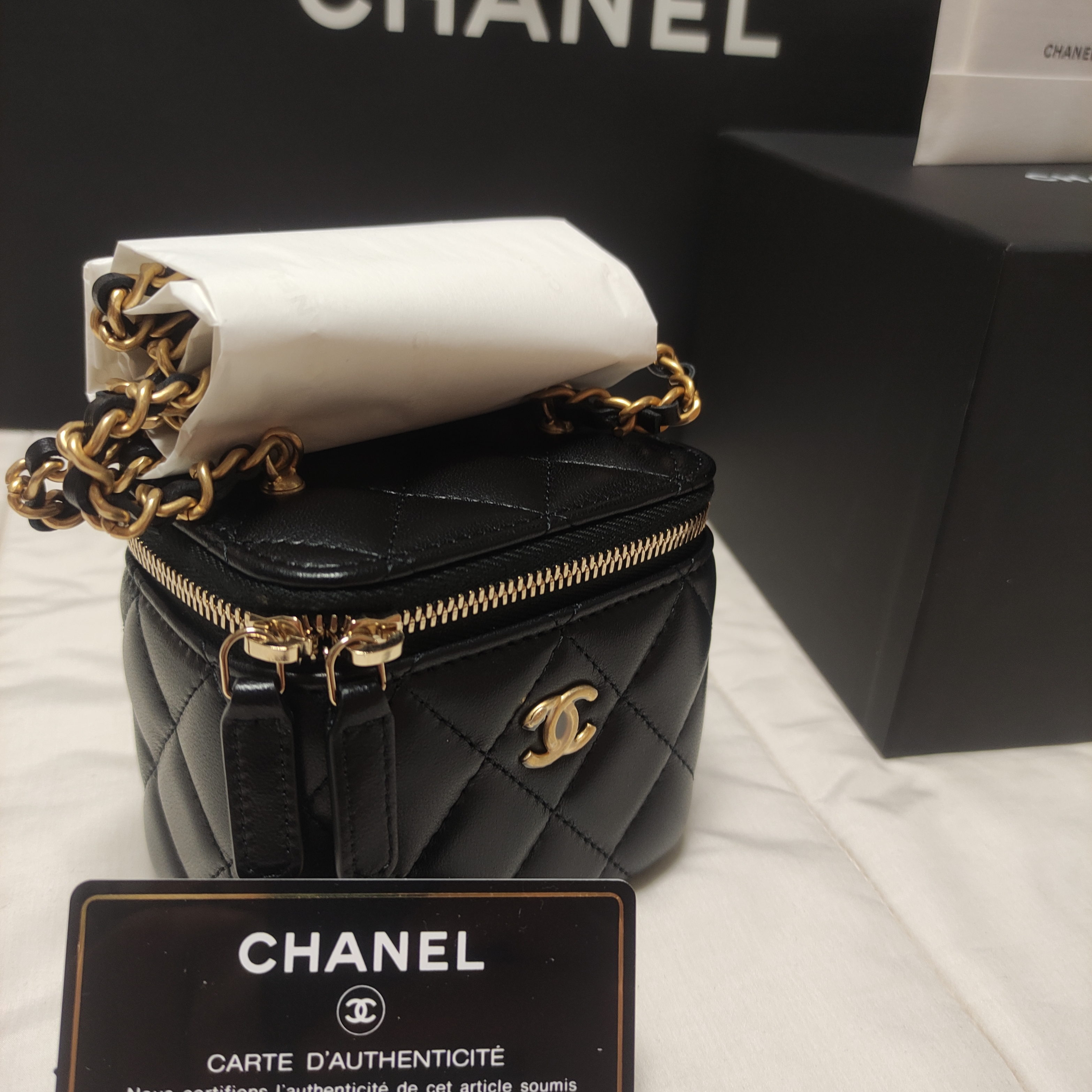Chanel Small Vanity with Chain Lambskin & Gold Black 착용 스타일 - 4