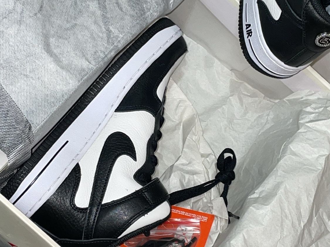 Nike x Stussy Air Force 1 '07 Mid SP Black and Light Bone 착용 스타일 - 3