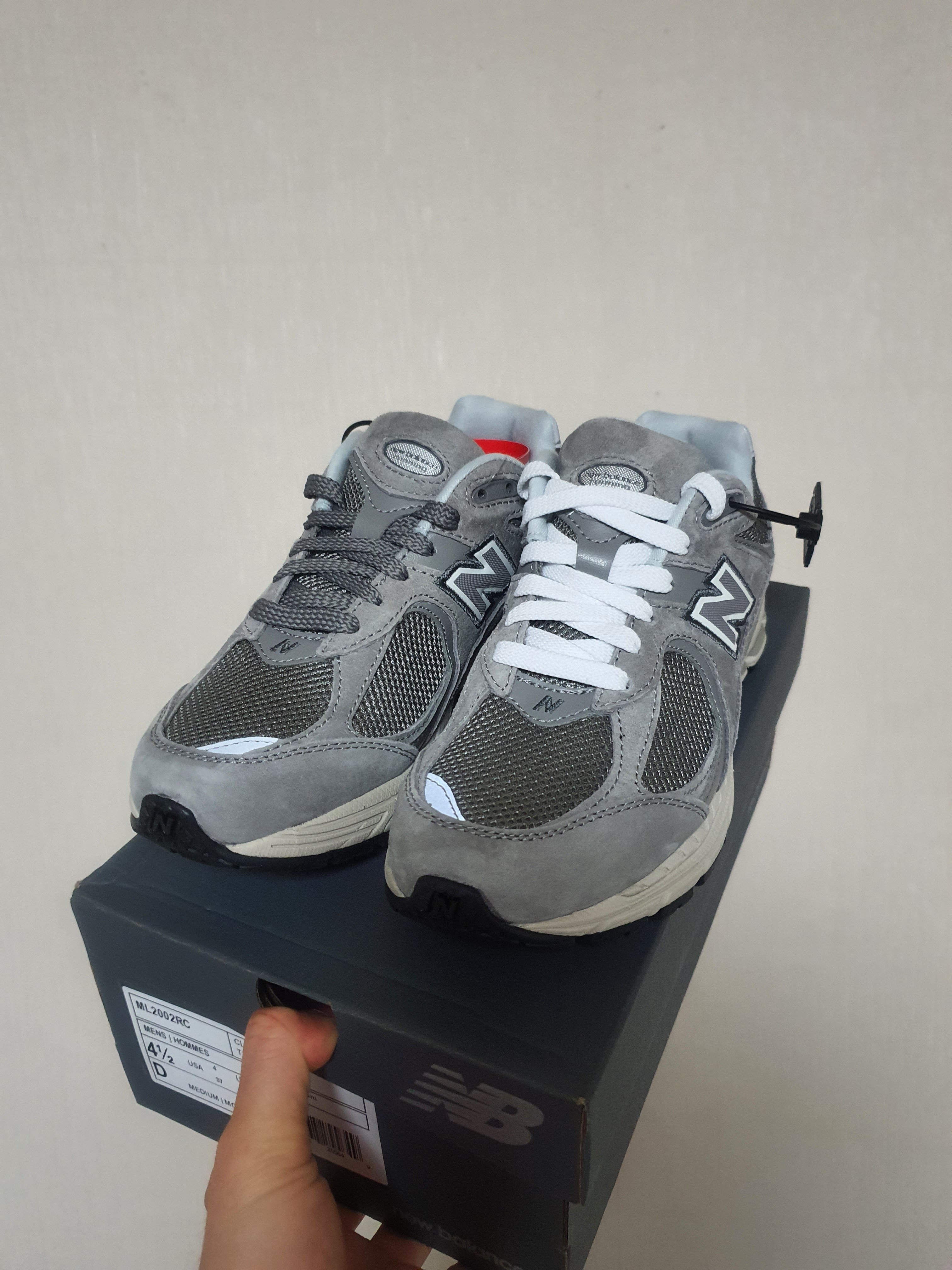 New Balance 2002R Grey 착용 스타일 - 1