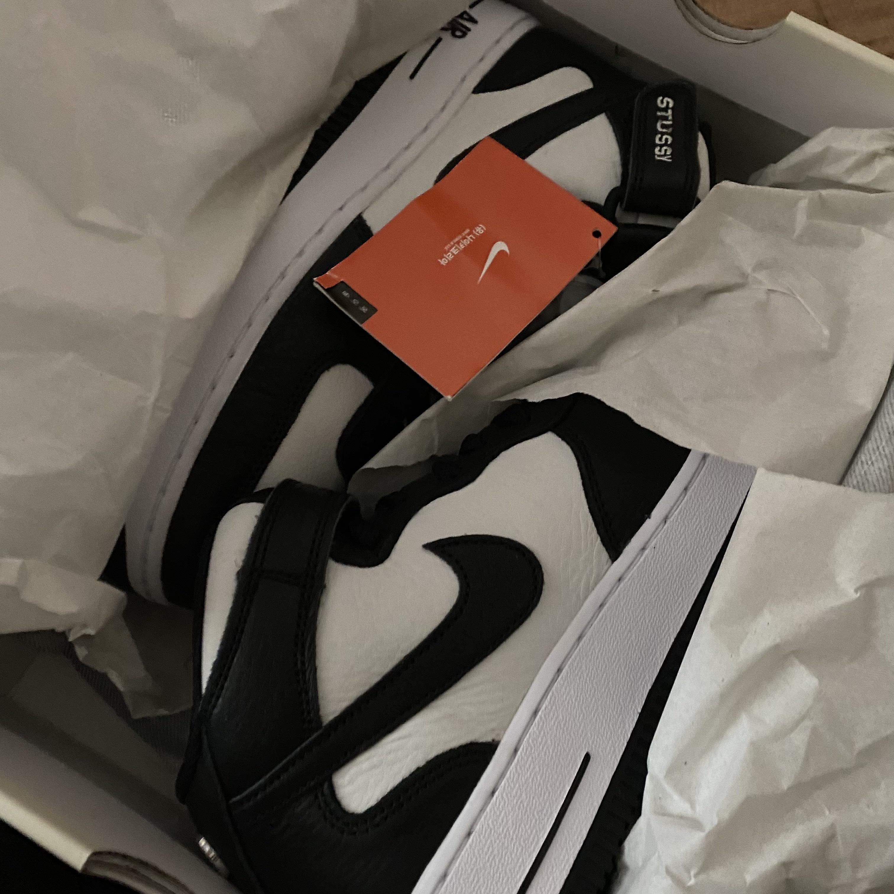 Nike x Stussy Air Force 1 '07 Mid SP Black and Light Bone 착용 스타일