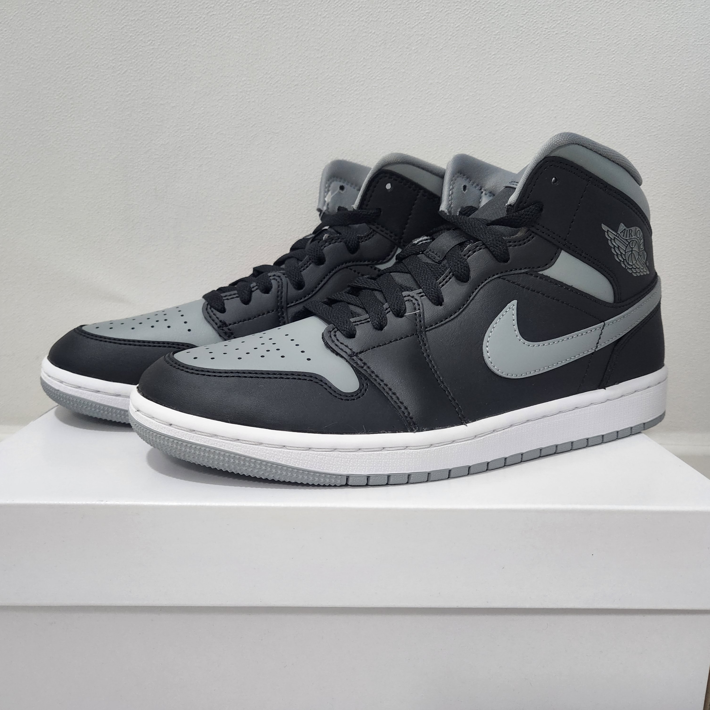 (W) Jordan 1 Mid Black Particle Grey 착용 스타일 - 2