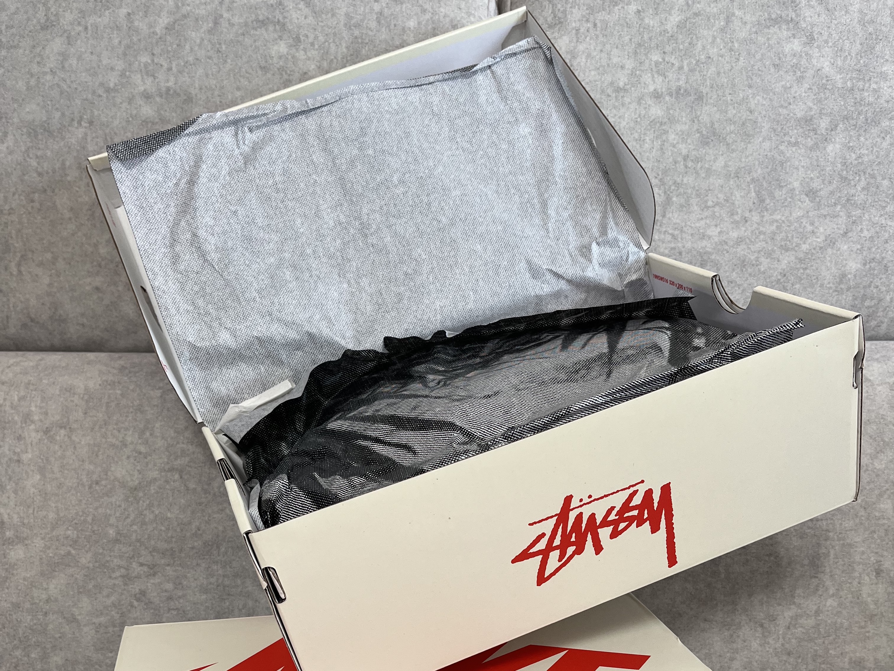 Nike x Stussy Air Force 1 '07 Mid SP Black and Light Bone 착용 스타일 - 2