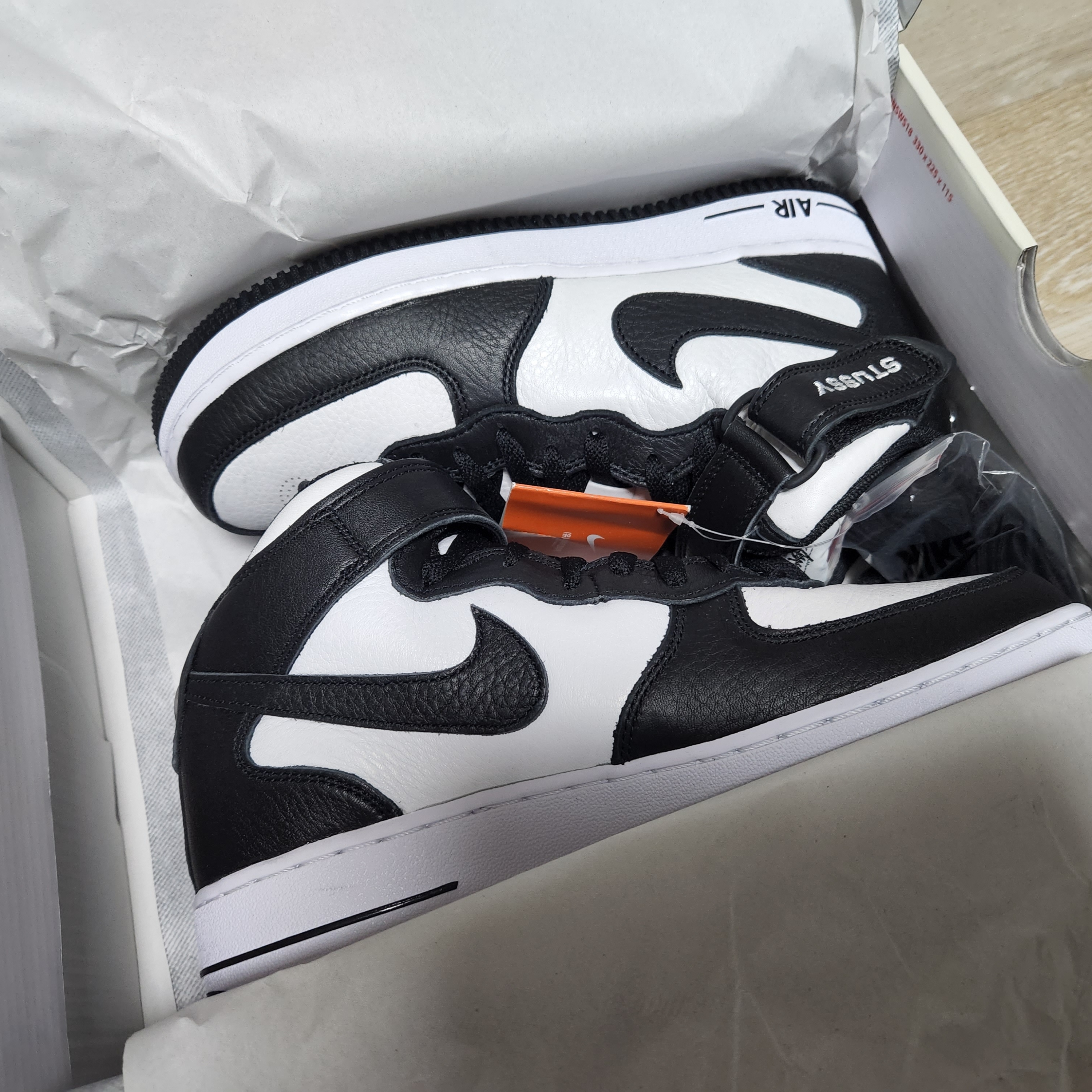 Nike x Stussy Air Force 1 '07 Mid SP Black and Light Bone 착용 스타일 - 2