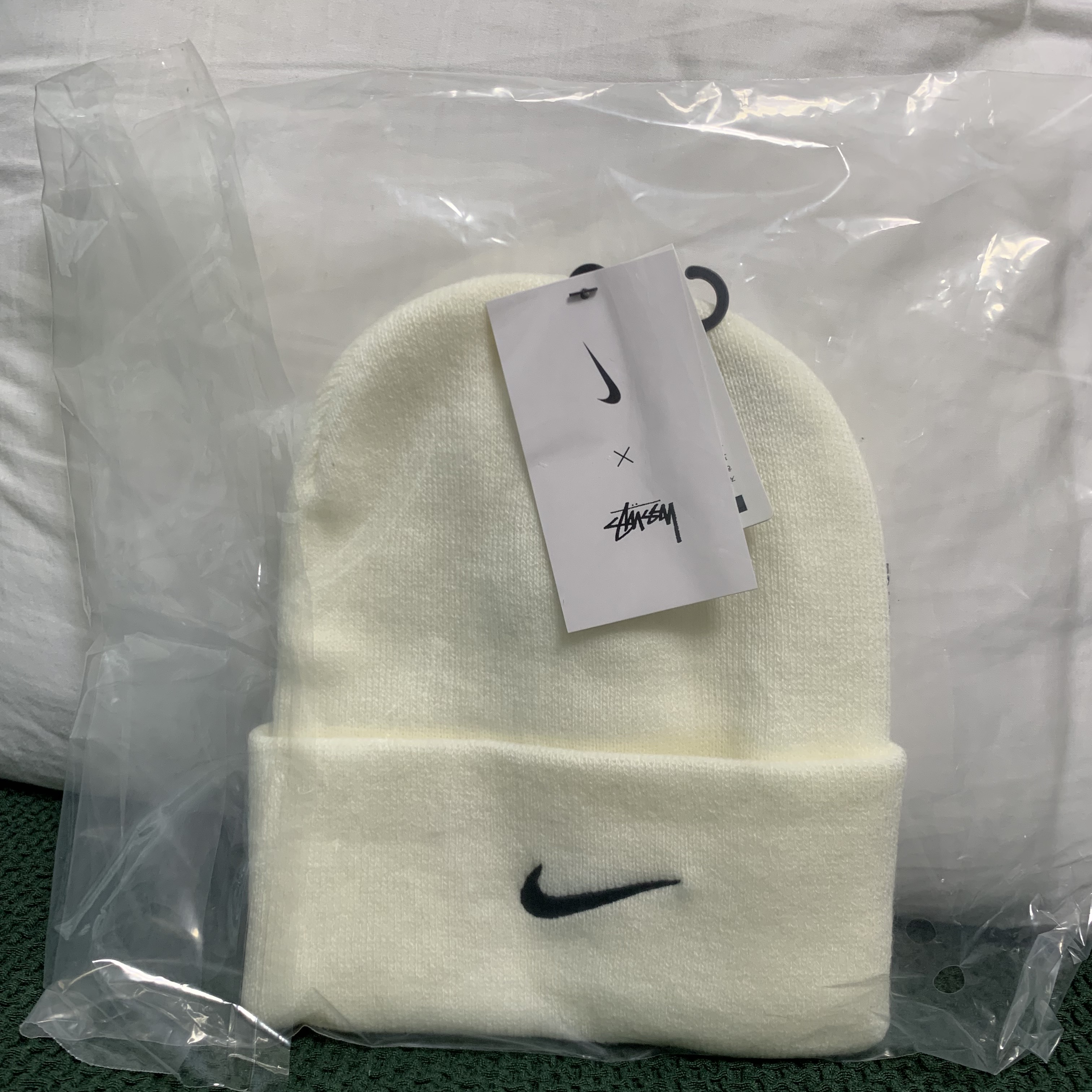 Nike x Stussy NRG Cuffed Beanie Summit White 착용 스타일 - 1