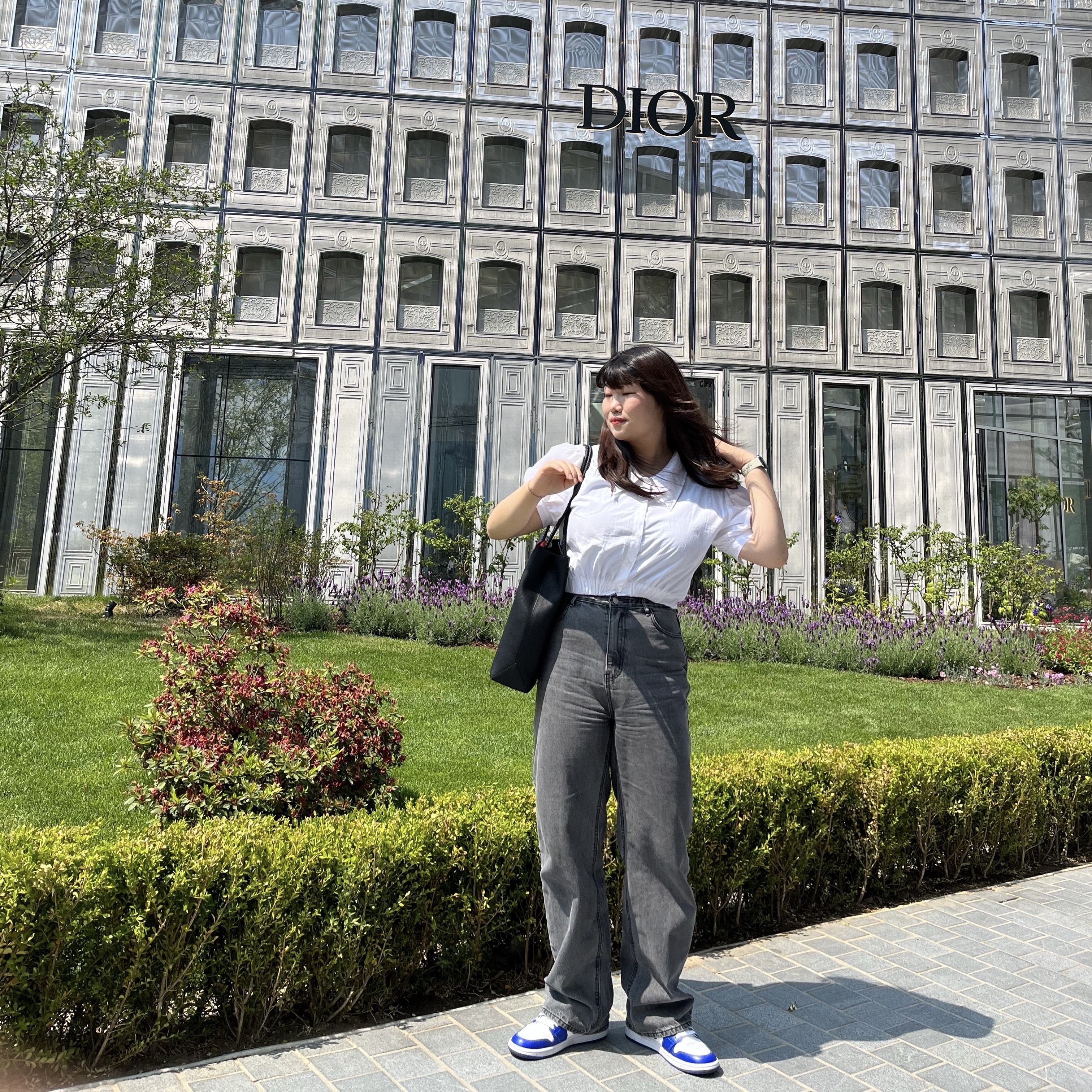 (W) Jordan 1 Mid White Hyper Royal 착용 스타일 - 2