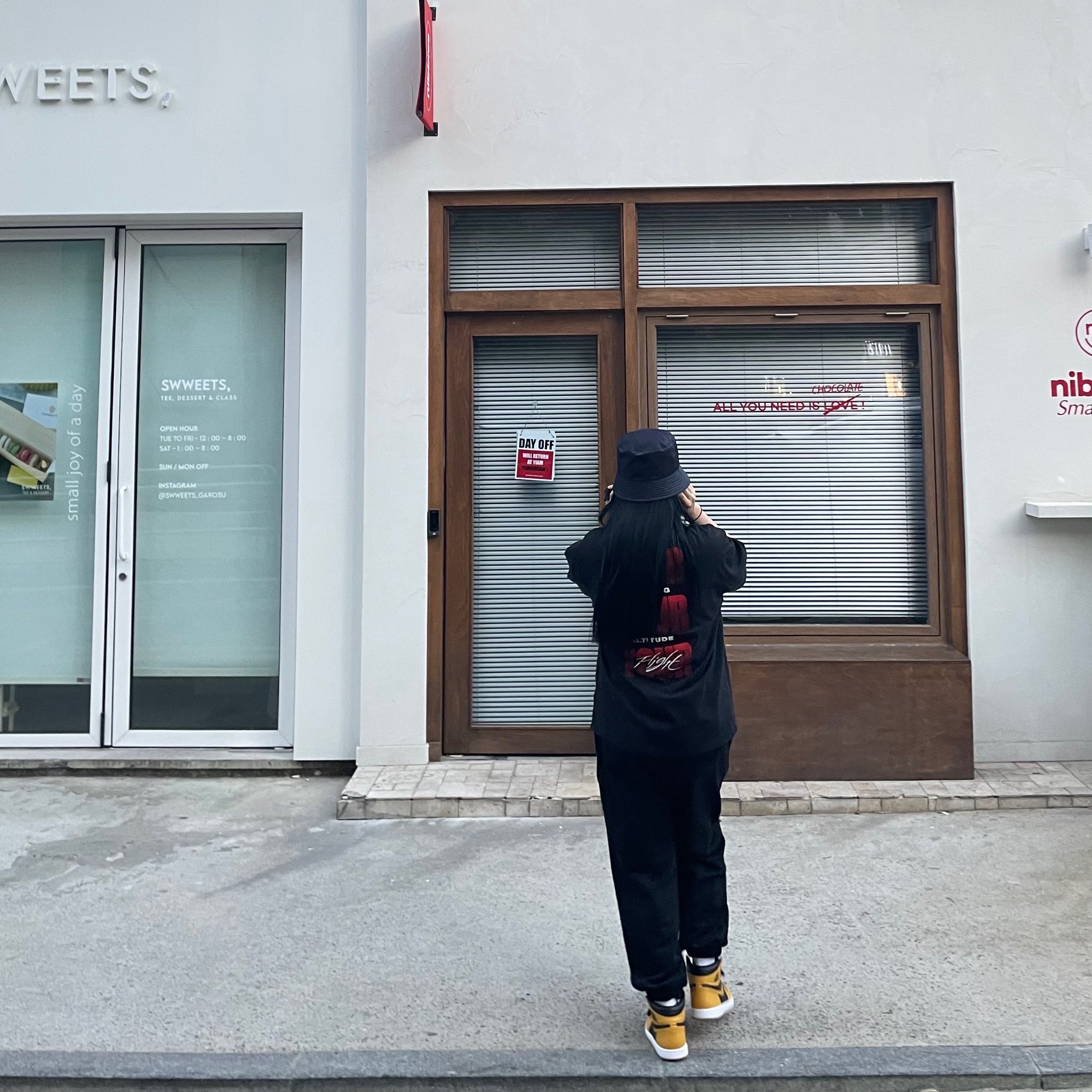 Jordan 1 Retro High OG Pollen, Prada Re-Nylon Bucket Hat Navy 착용 스타일