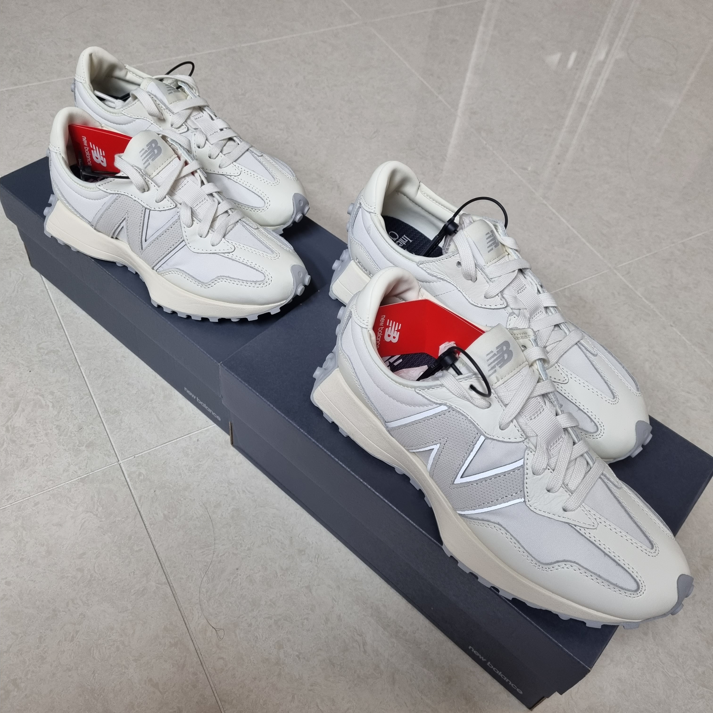 New Balance 327 Shifted White Pack 착용 스타일