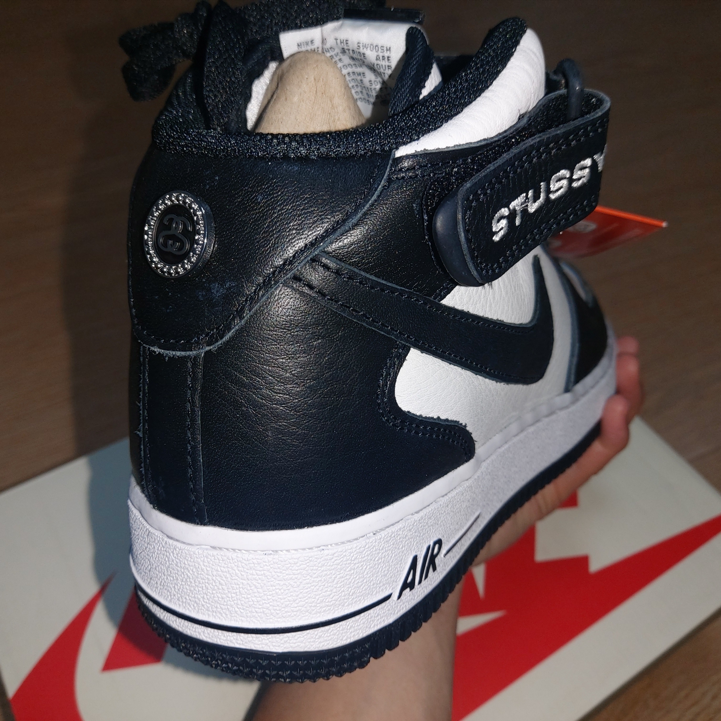 Nike x Stussy Air Force 1 '07 Mid SP Black and Light Bone 착용 스타일 - 3
