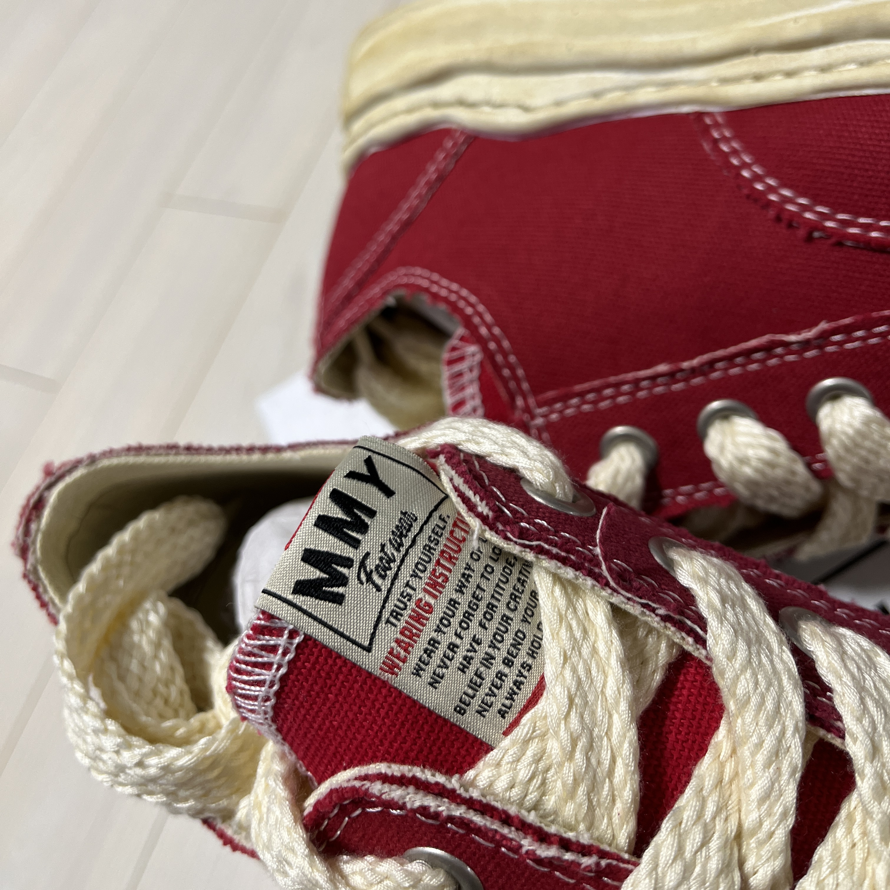 Zara x Ader Error Slit Jeans Black, Maison Mihara Yasuhiro Peterson OG Sole OD Canvas Low-top Sneakers Red 착용 스타일 - 3