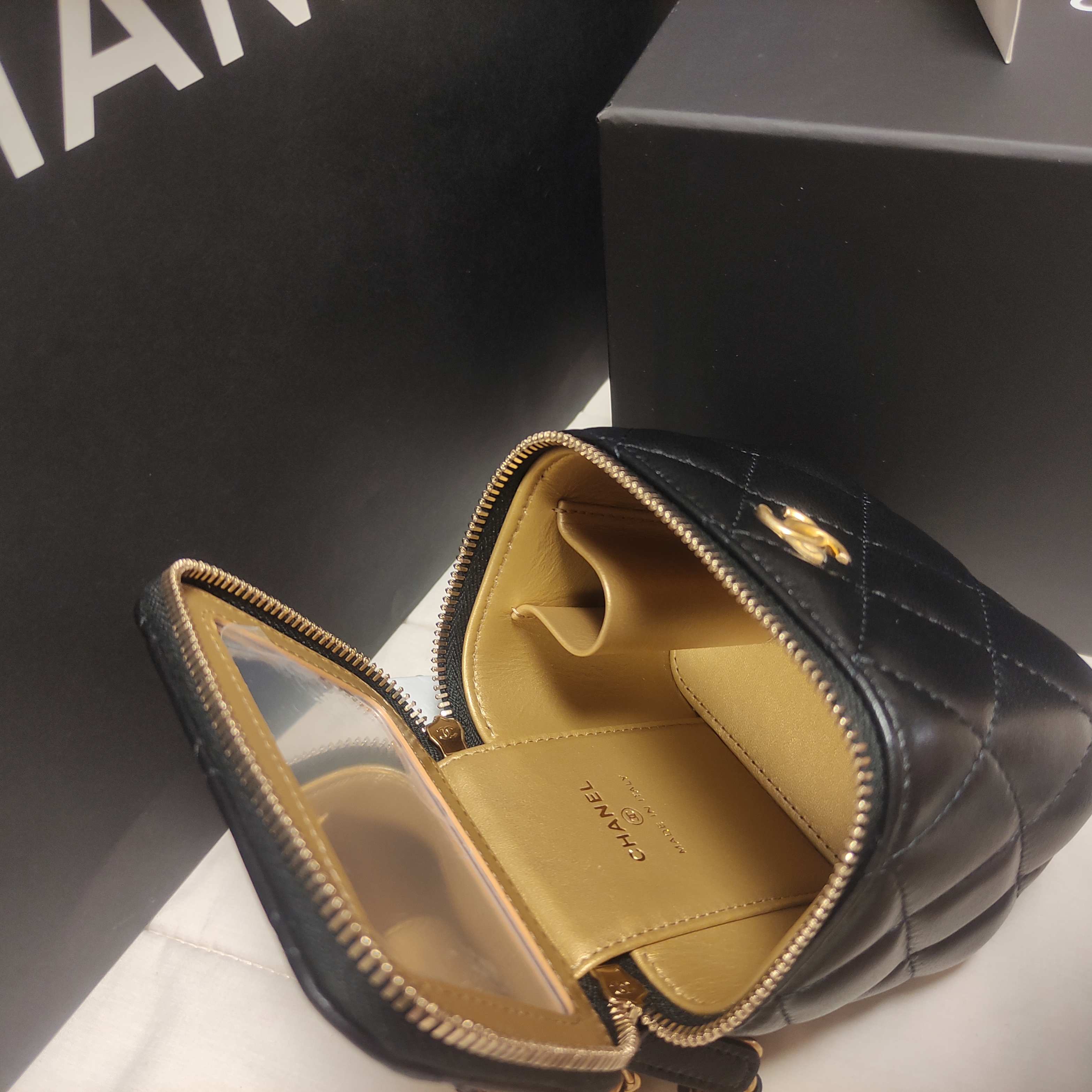 Chanel Small Vanity with Chain Lambskin & Gold Black 착용 스타일 - 3