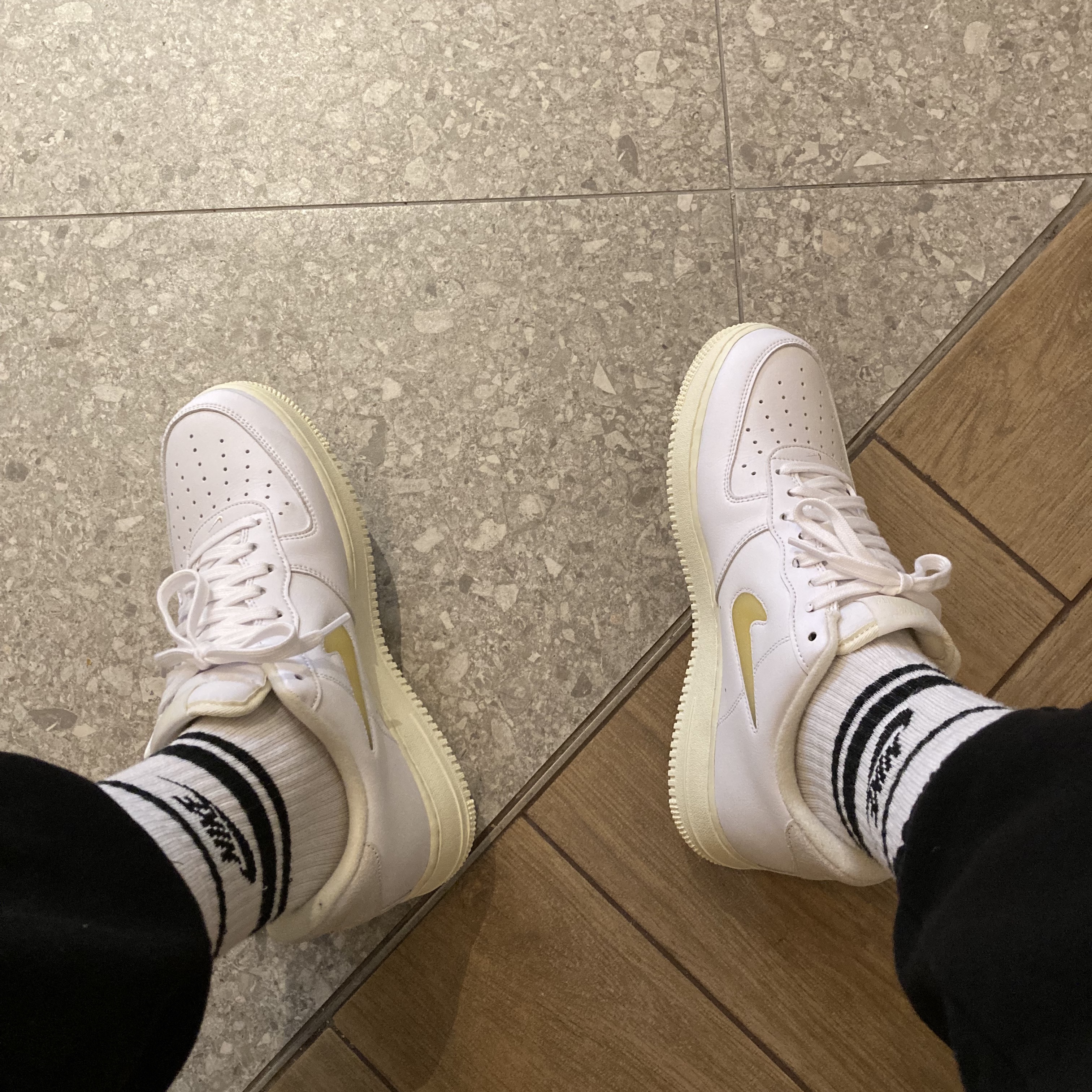 Nike Air Force 1 '07 LX Pale Vanilla 착용 스타일 - 3