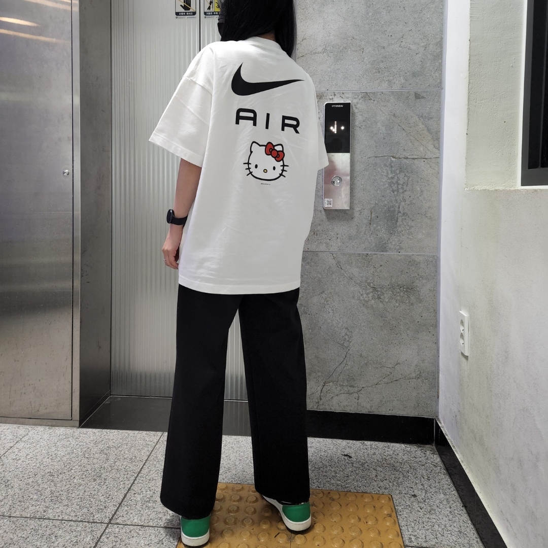 Nike x Hello Kitty NRG Air T-Shirt White - Asia, (W) Jordan 1 Retro High OG Lucky Green 착용 스타일
