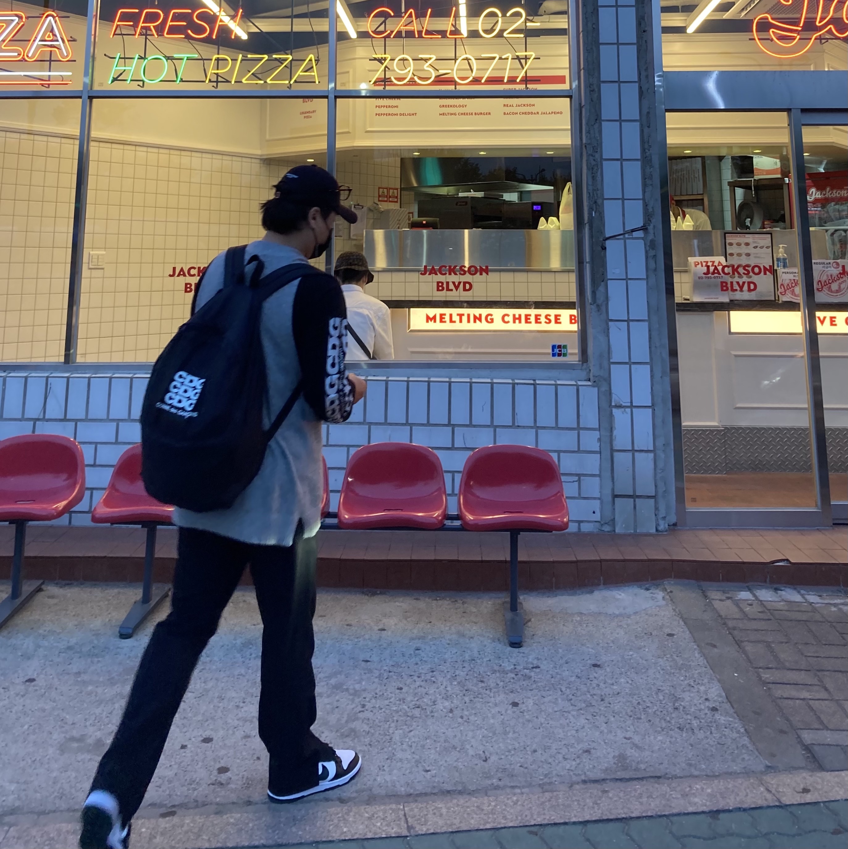 CDG Logo T-Shirt Black, CDG Backpack Black 착용 스타일 - 2