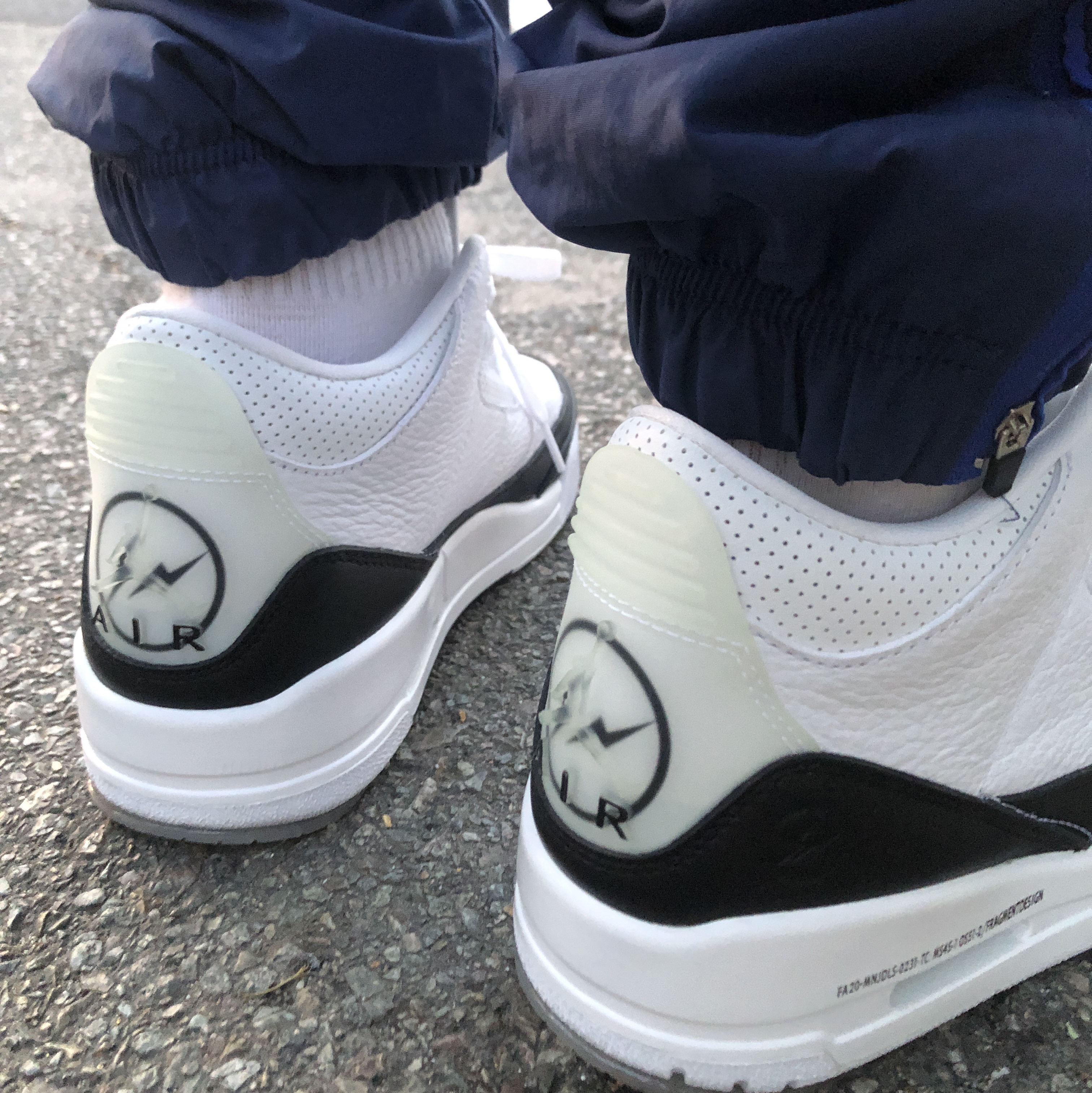 Jordan 3 x Fragment Retro SP White Black, Jordan x Fragment Woven Pants Navy - Asia 착용 스타일 - 1