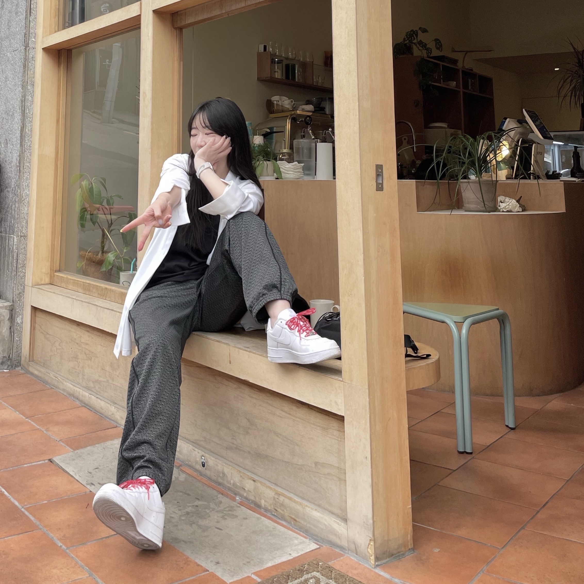 Supreme Repeat Track Pants Black - 22SS, Supreme Sling Bag Black - 22SS 착용 스타일