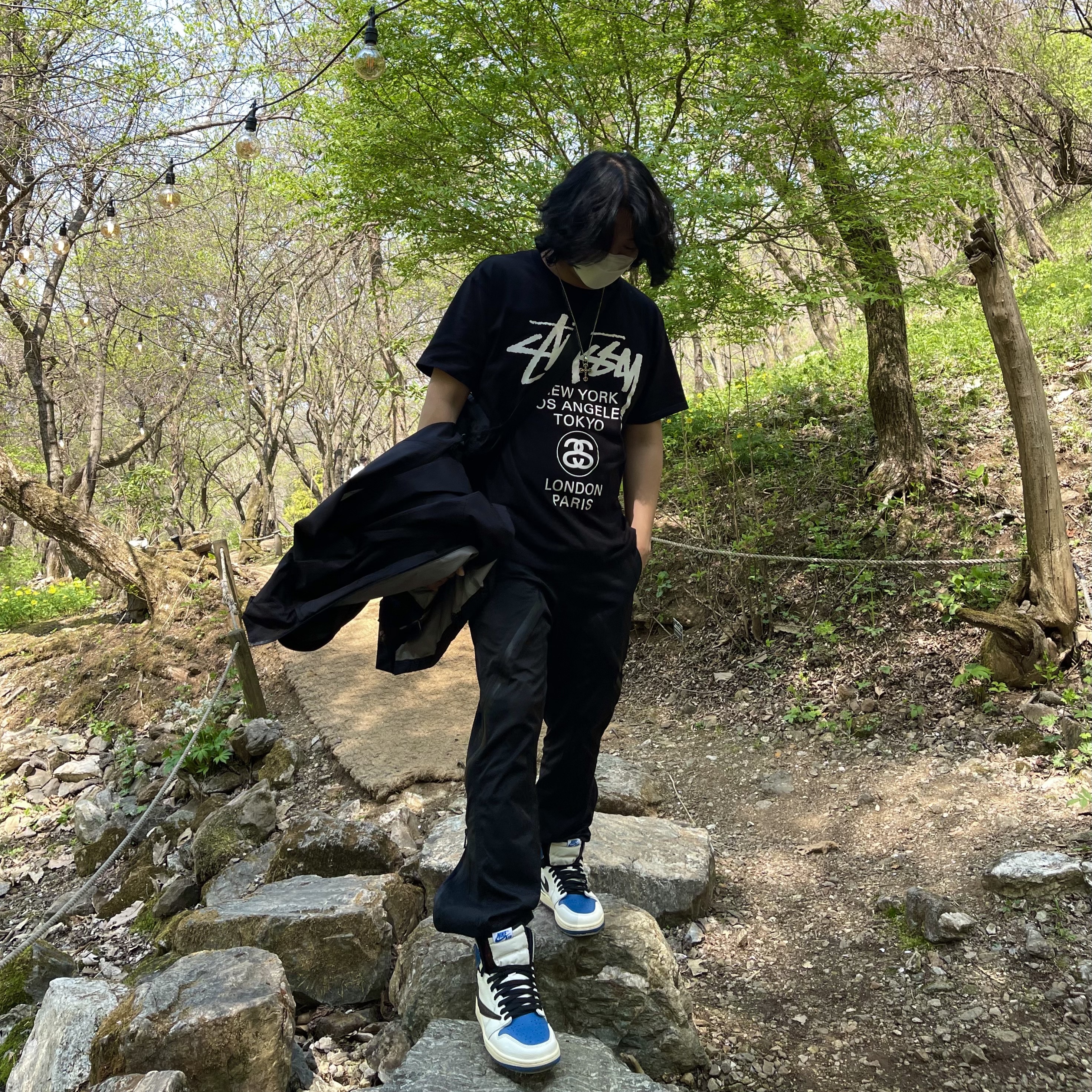 Jordan 1 x Travis Scott x Fragment Retro High OG SP Military Blue, Stussy World Tour T-Shirt Black 착용 스타일