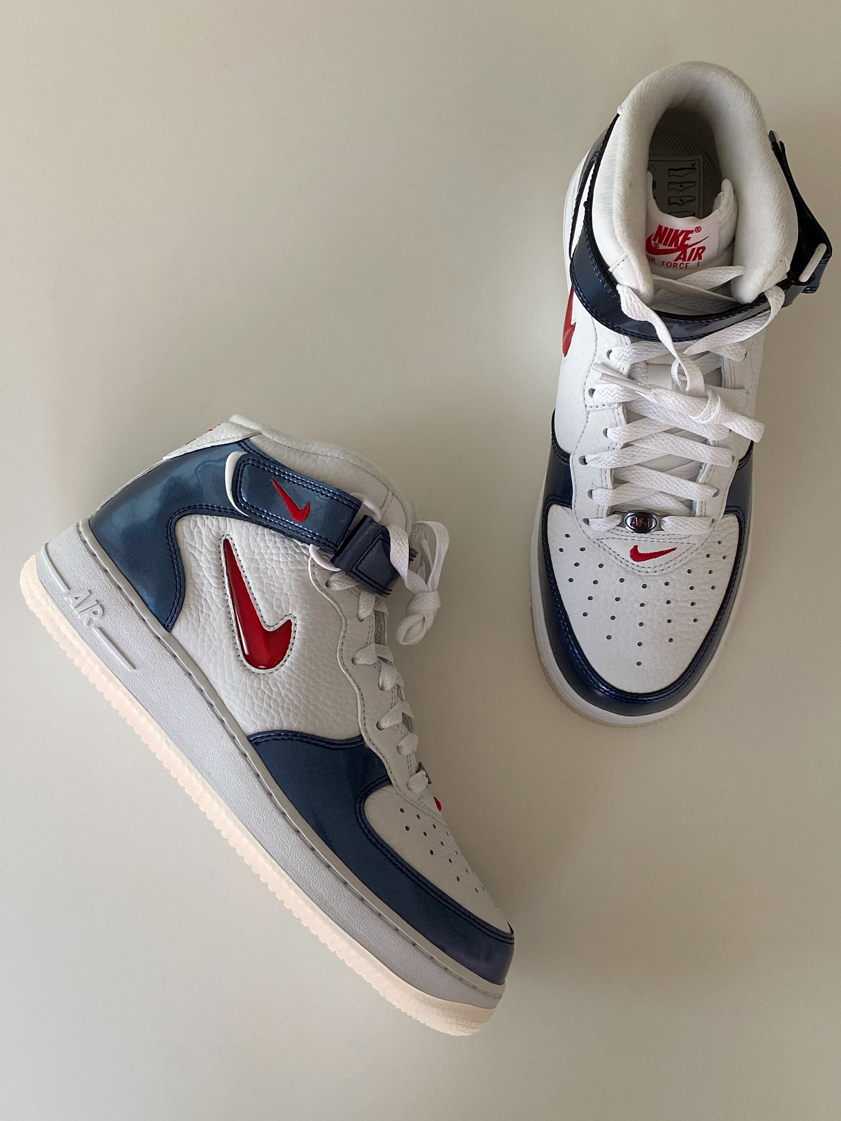 Nike Air Force 1 Mid QS University Red and Midnight Navy 착용 스타일