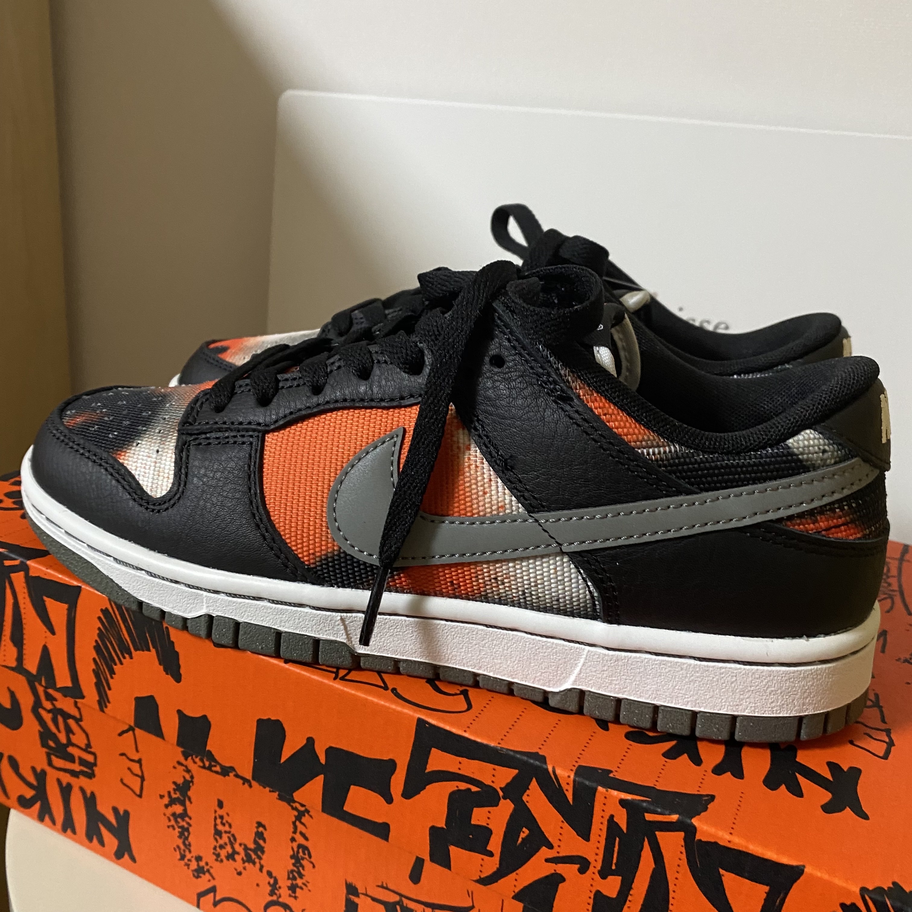 Nike Dunk Low Retro PRM Black and Tumbled Grey 착용 스타일 - 2