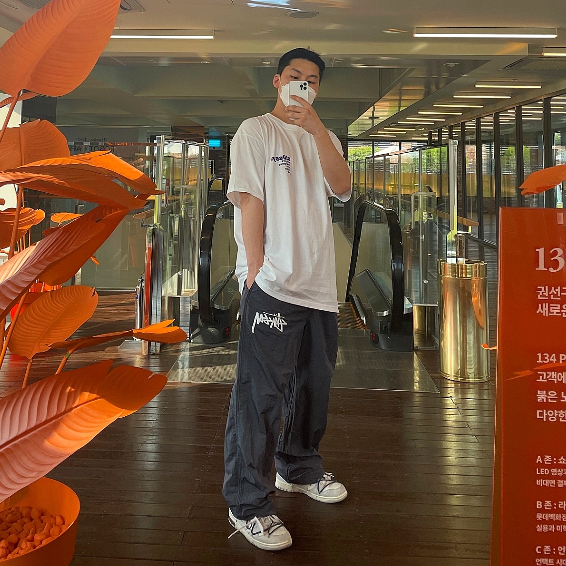 Stussy Strawberry T-Shirt White, Nike x Stussy Beach Pants Off Noir 착용 스타일