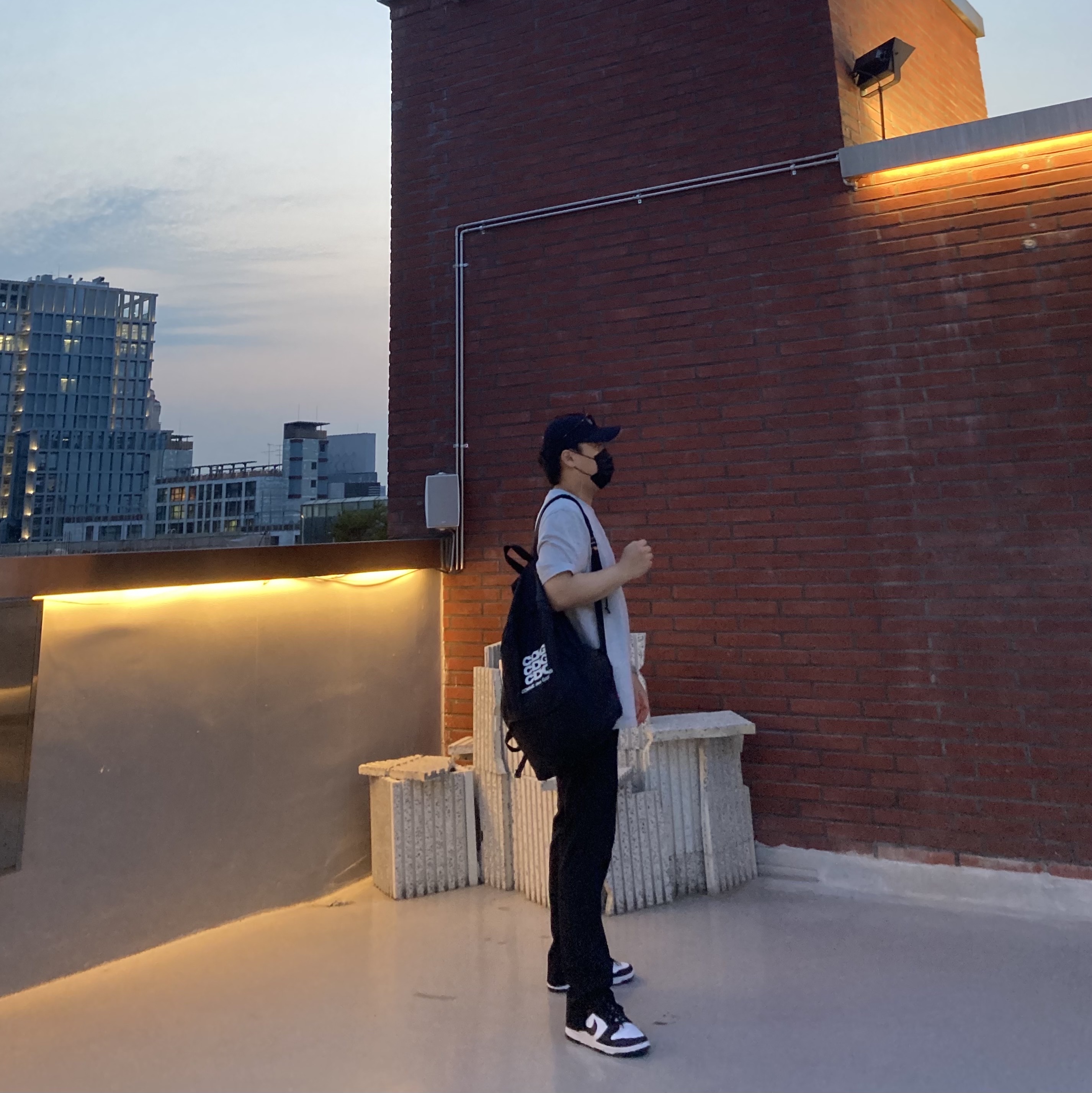 CDG Logo T-Shirt Black, CDG Backpack Black 착용 스타일 - 4