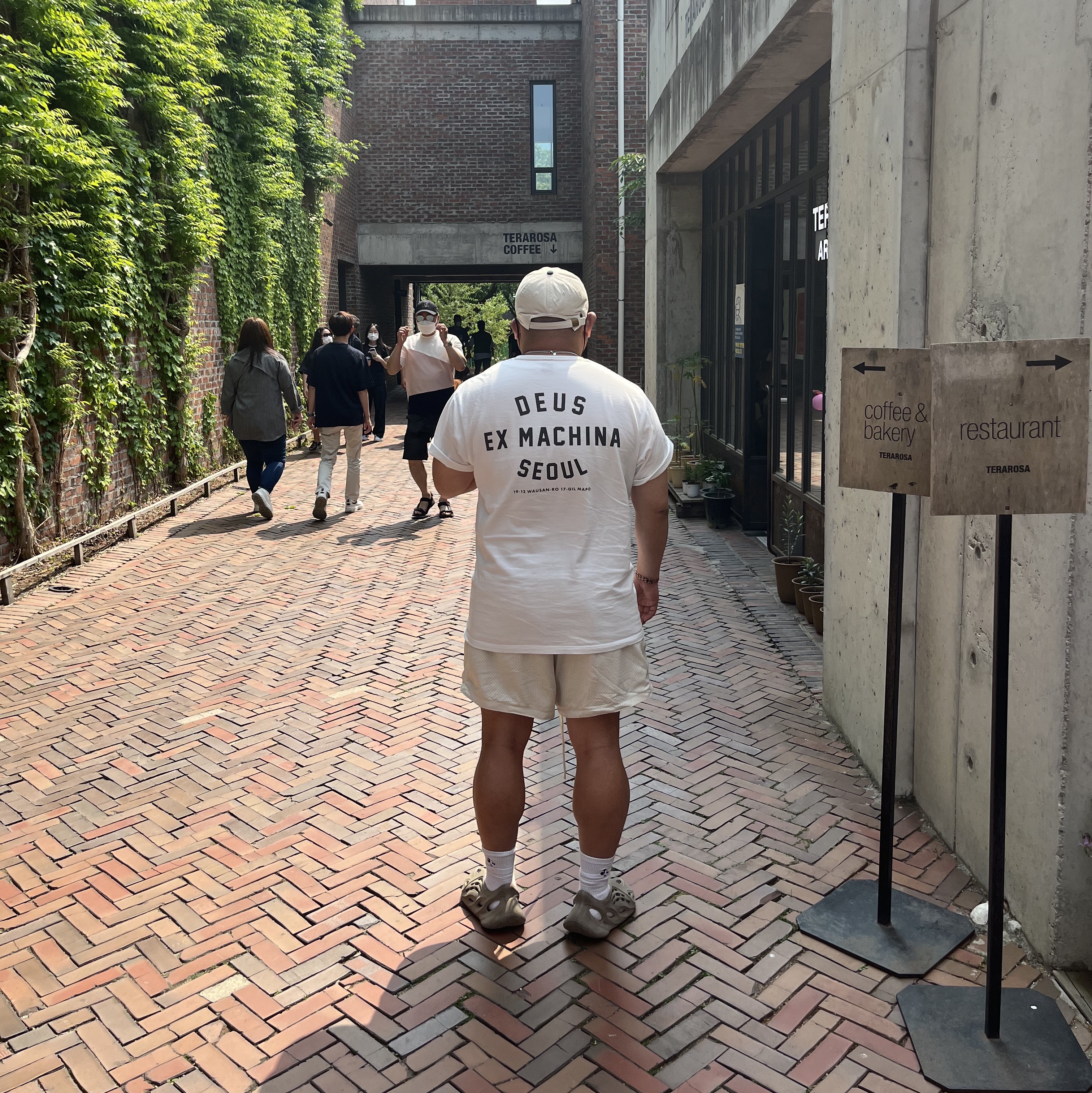 Adidas Yeezy Foam RNNR Stone Sage, Nike x Fear of God Basketball Shorts String 착용 스타일
