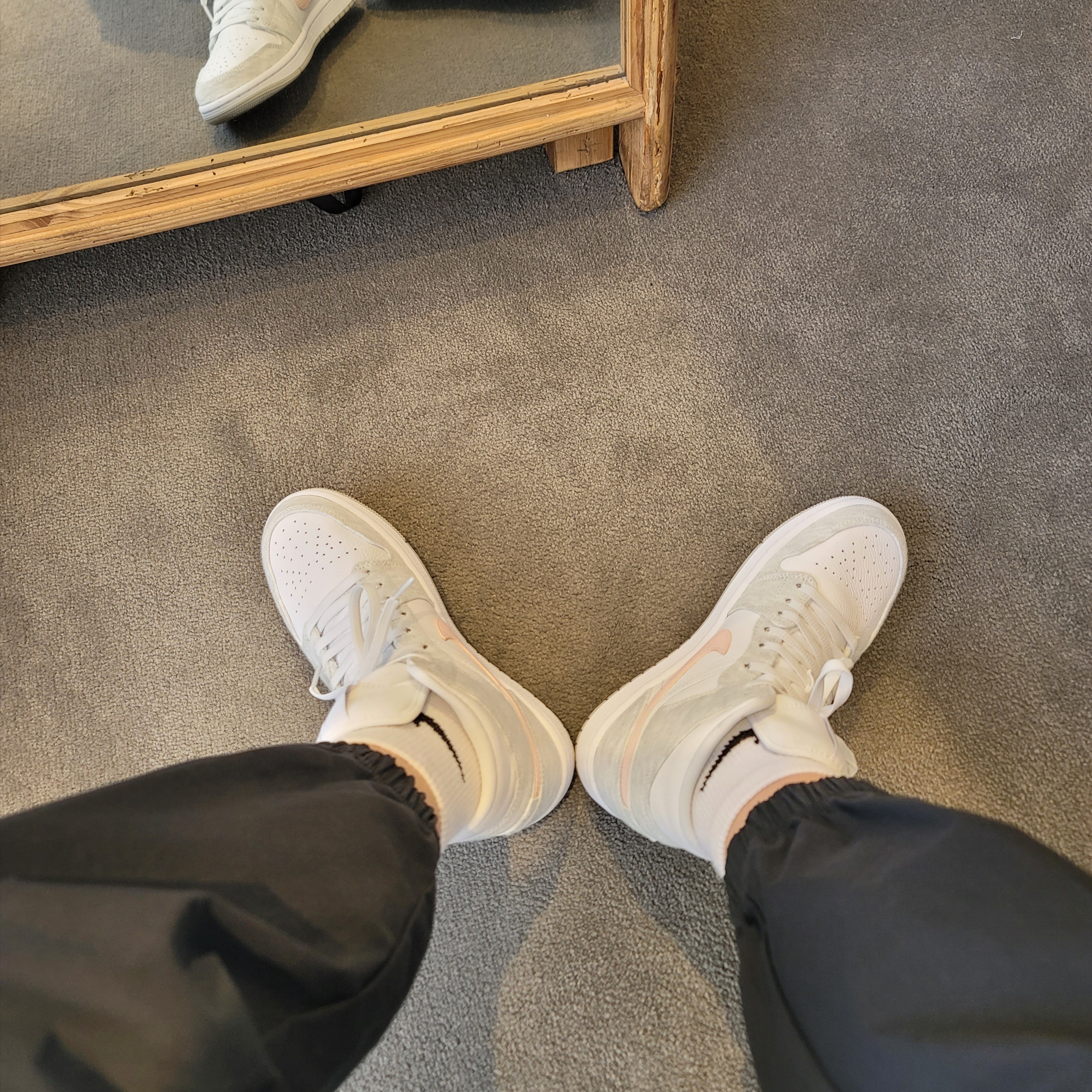 (W) Jordan 1 Mid SE Light Iron Ore 착용 스타일 - 2