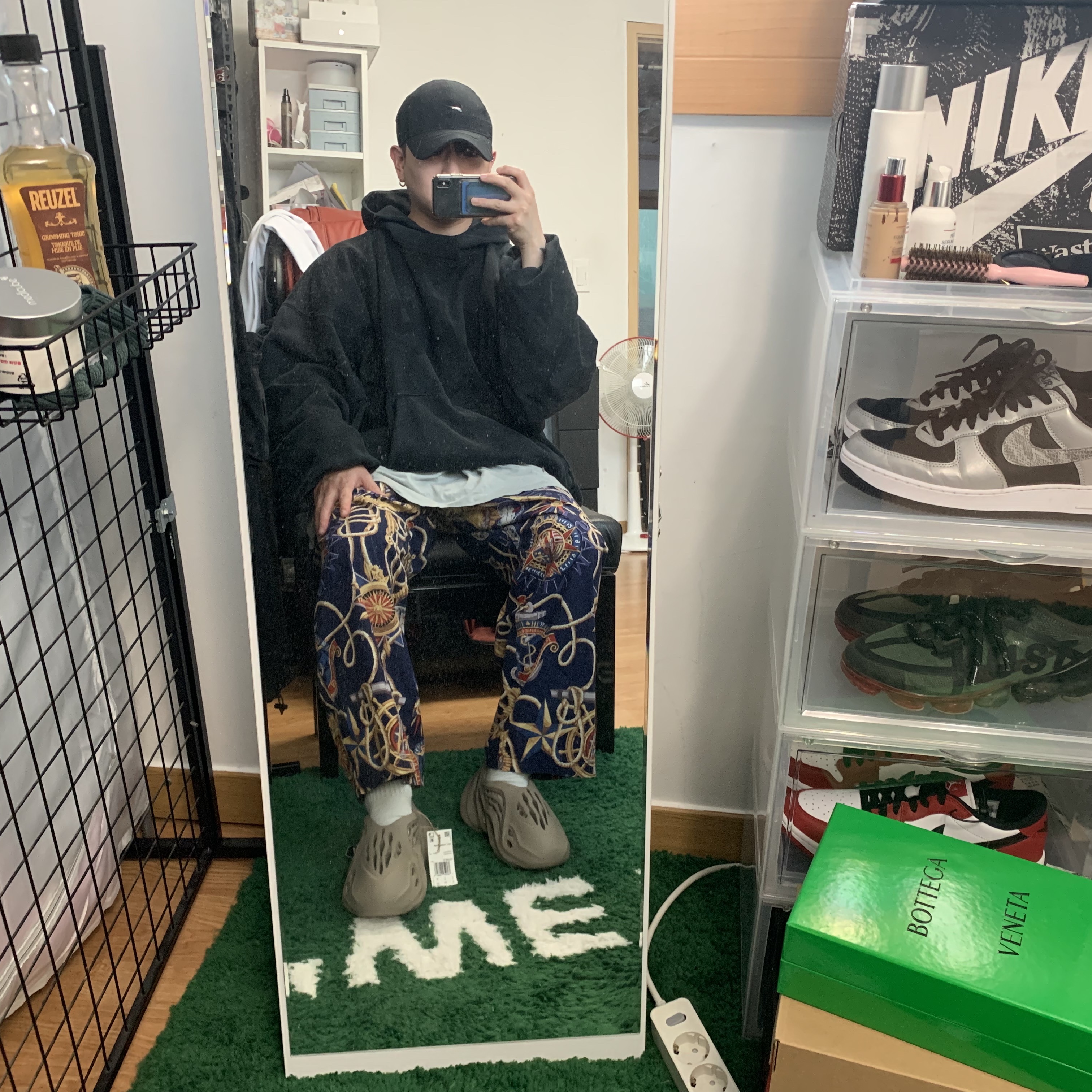 Yeezy Gap Engineered By Balenciaga Dove Hoodie Washed Black, Adidas Yeezy Foam RNNR Stone Sage 착용 스타일