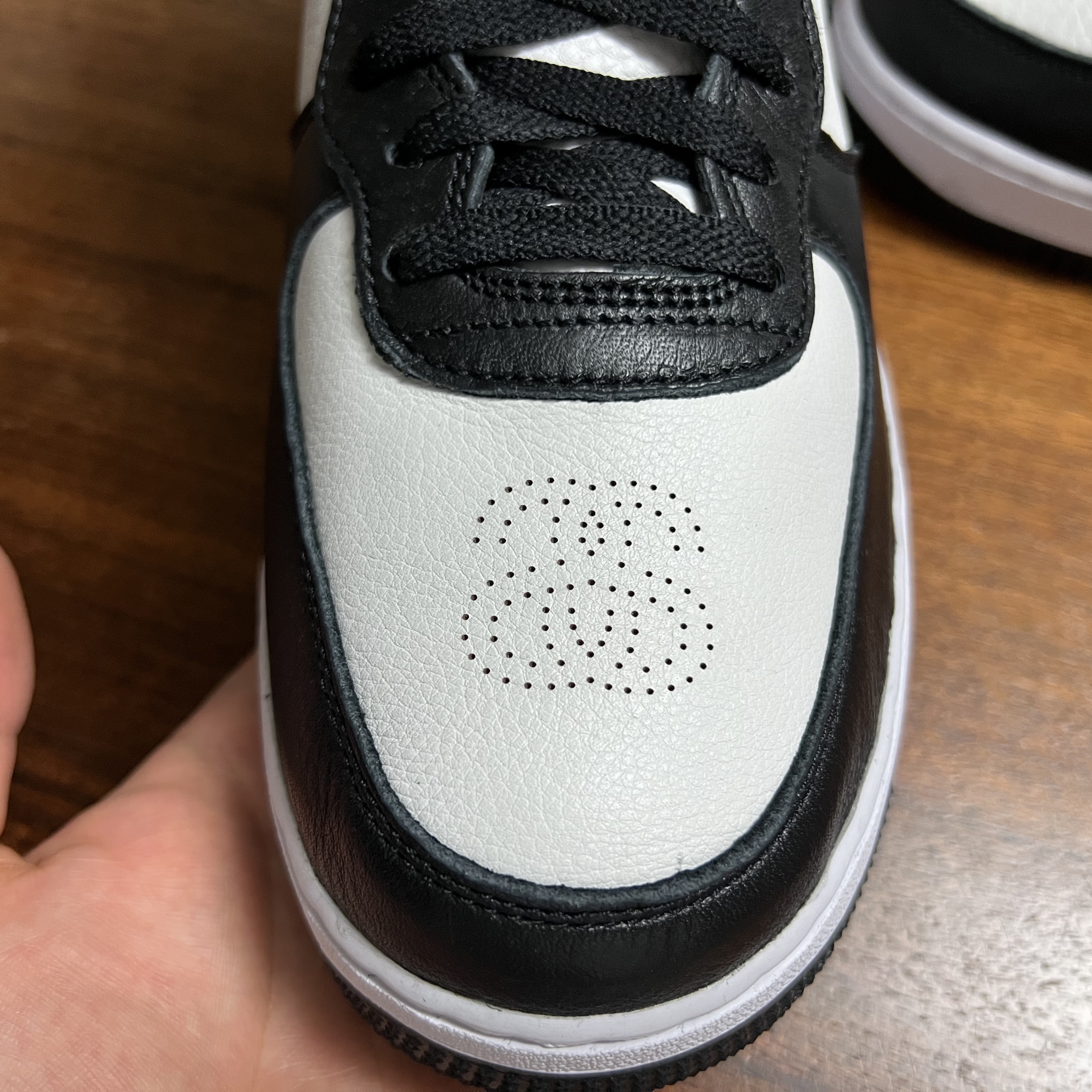 Nike x Stussy Air Force 1 '07 Mid SP Black and Light Bone 착용 스타일 - 2