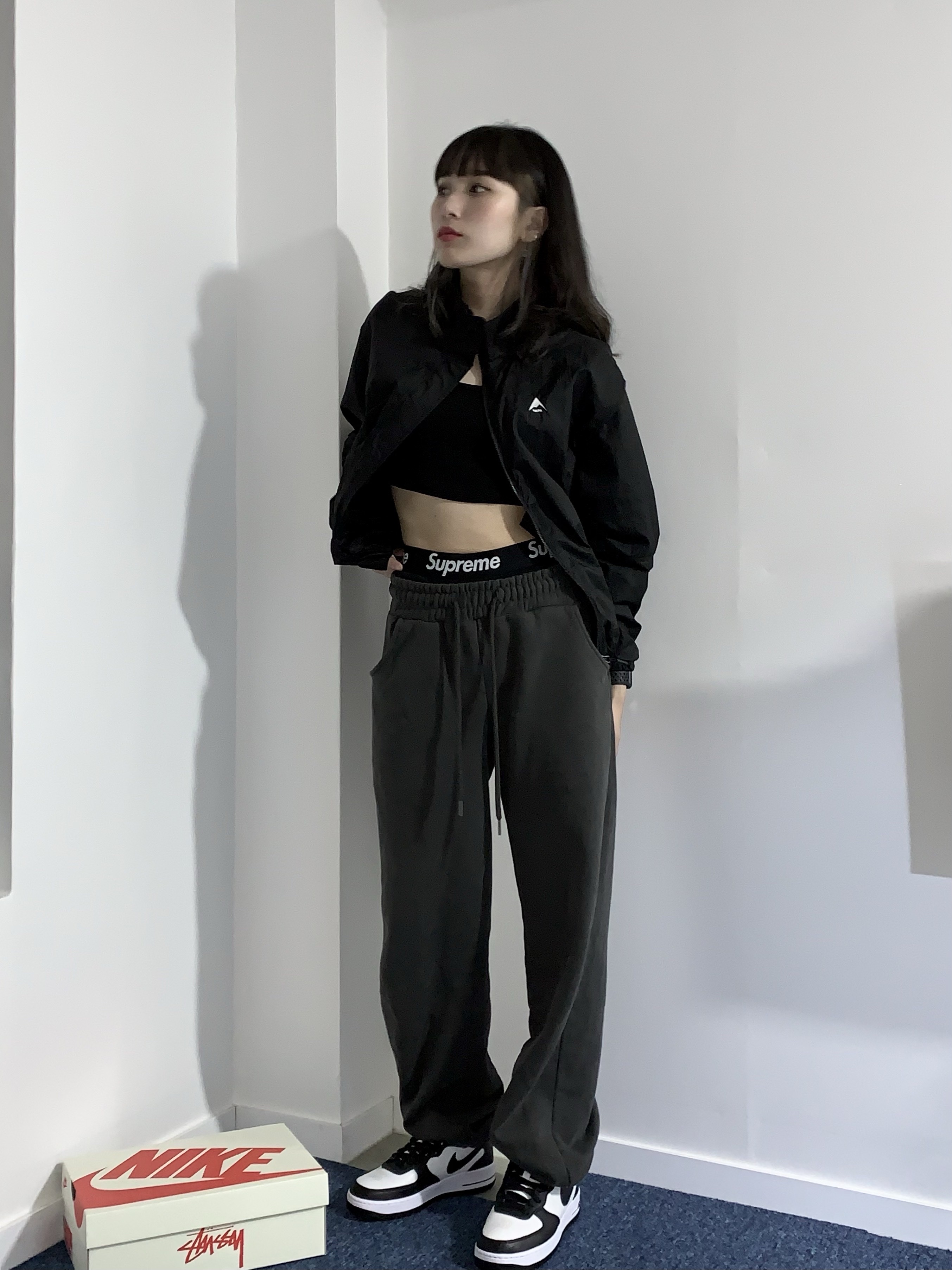 Supreme Hanes Boxer Briefs Black (4 Pack), Nike x Stussy Air Force 1 '07 Mid SP Black and Light Bone 착용 스타일 - 2