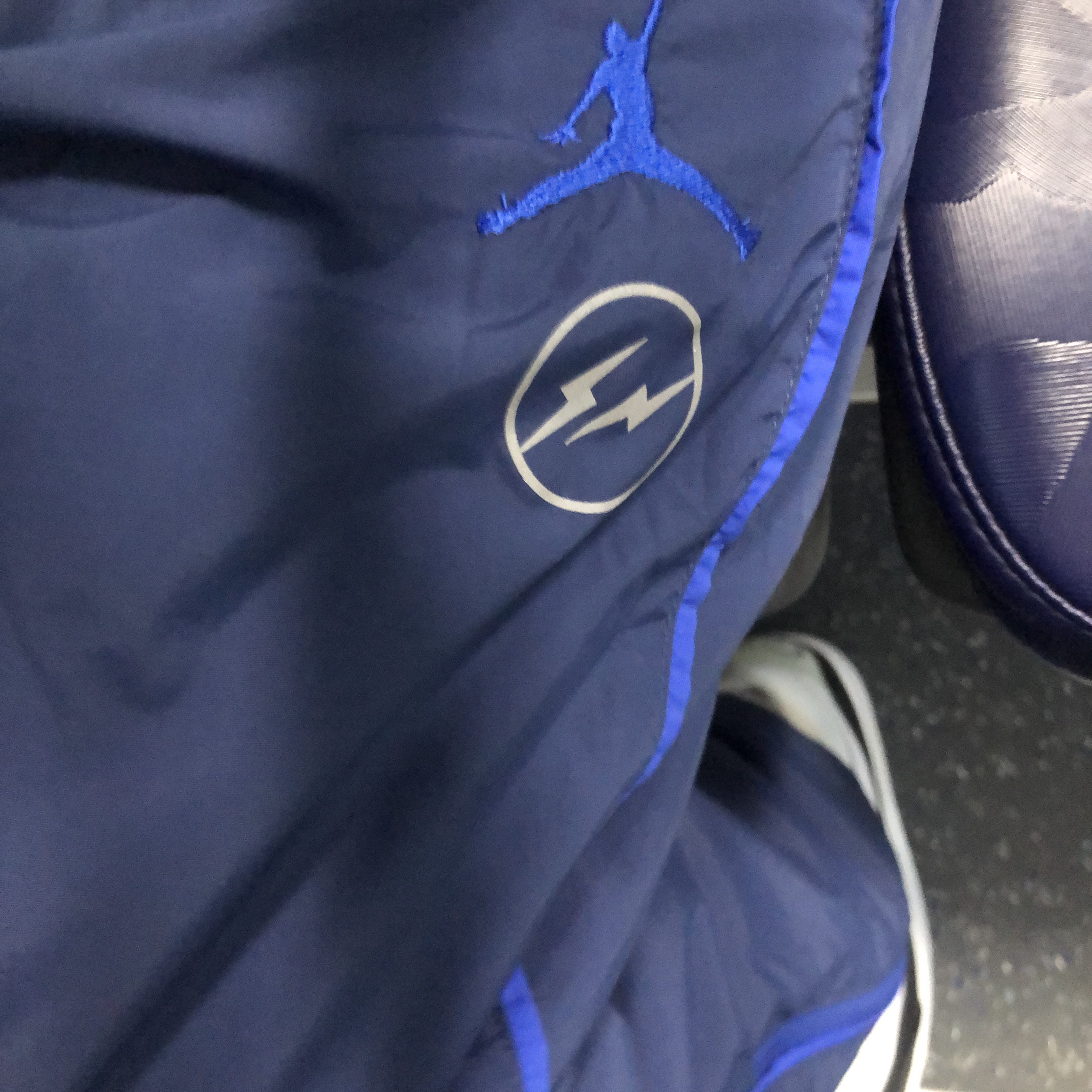 Jordan 3 x Fragment Retro SP White Black, Jordan x Fragment Woven Pants Navy - Asia 착용 스타일 - 2