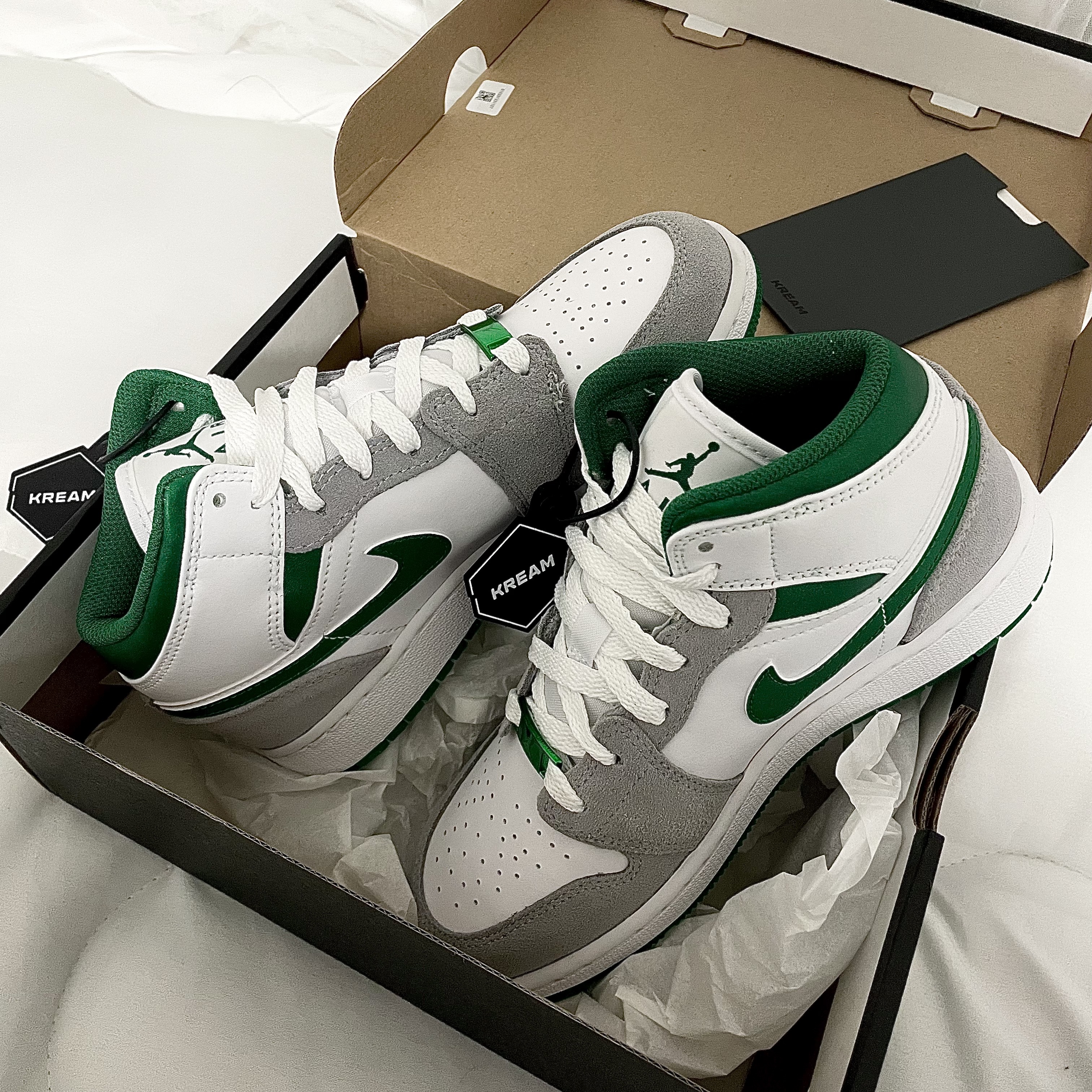 (GS) Jordan 1 Mid SE Pine Green Light Smoke Grey 착용 스타일 - 2