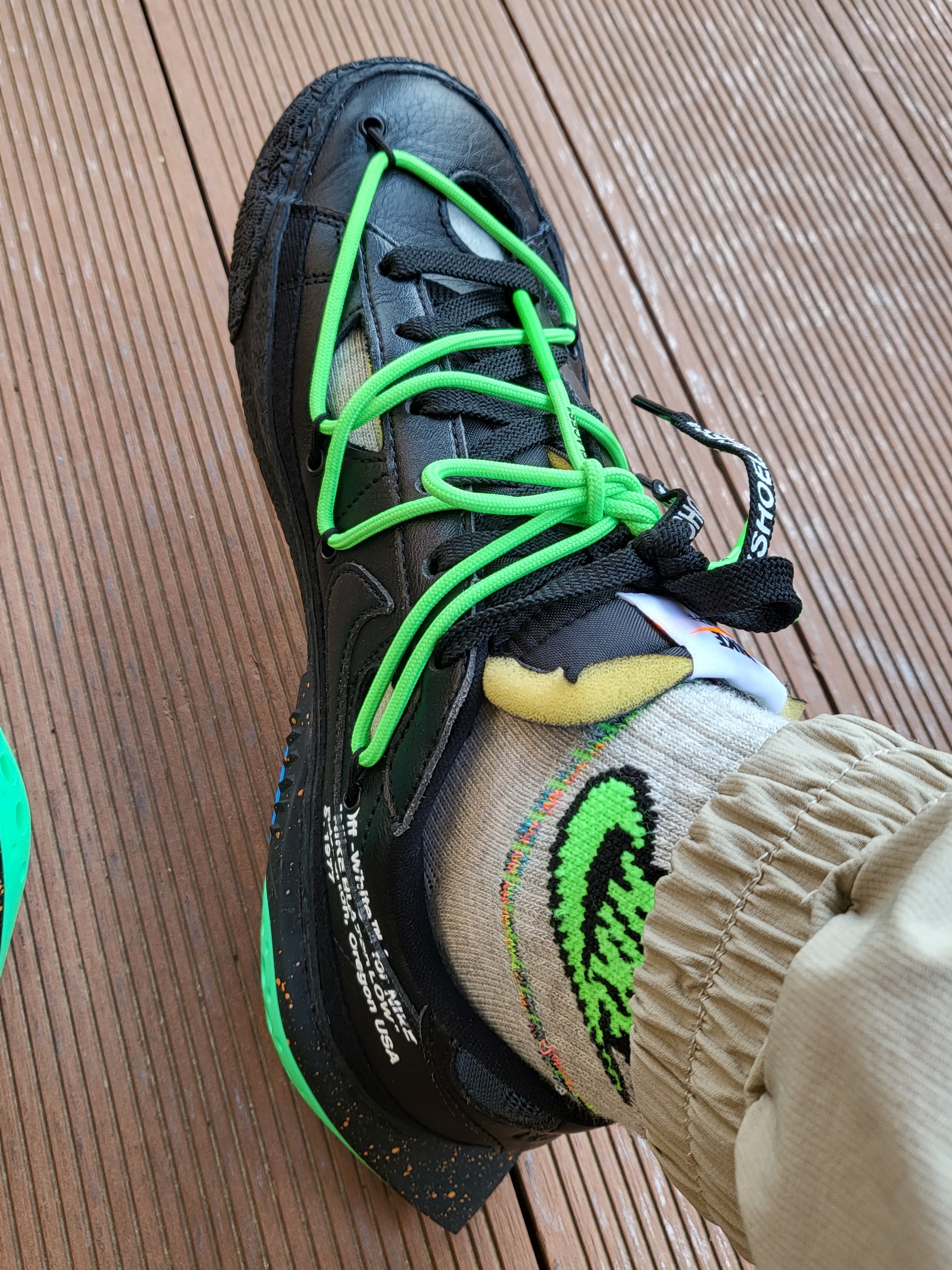 Nike x Off-White Blazer Low '77 Black and Electro Green 착용 스타일 - 4