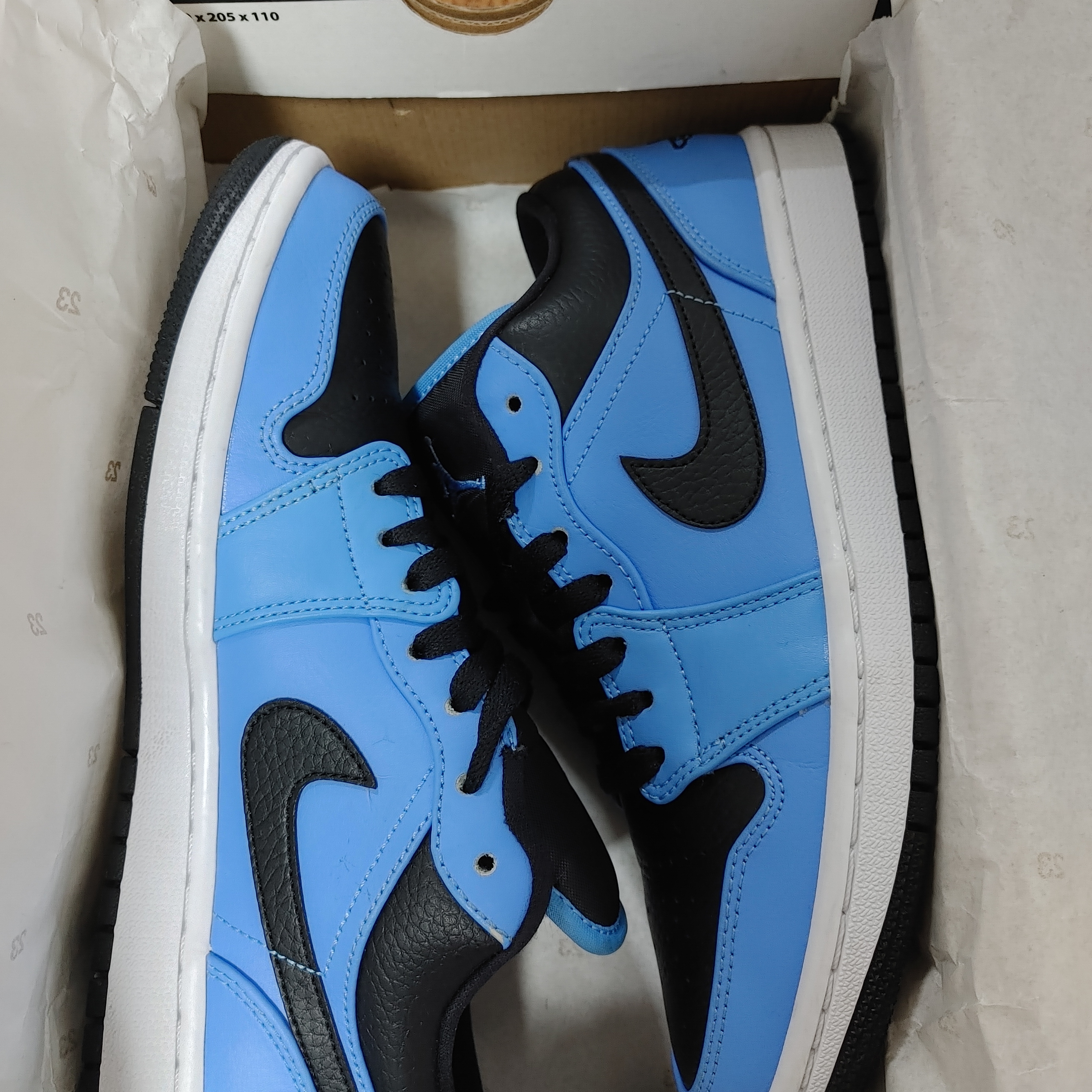 Jordan 1 Low University Blue Black 착용 스타일