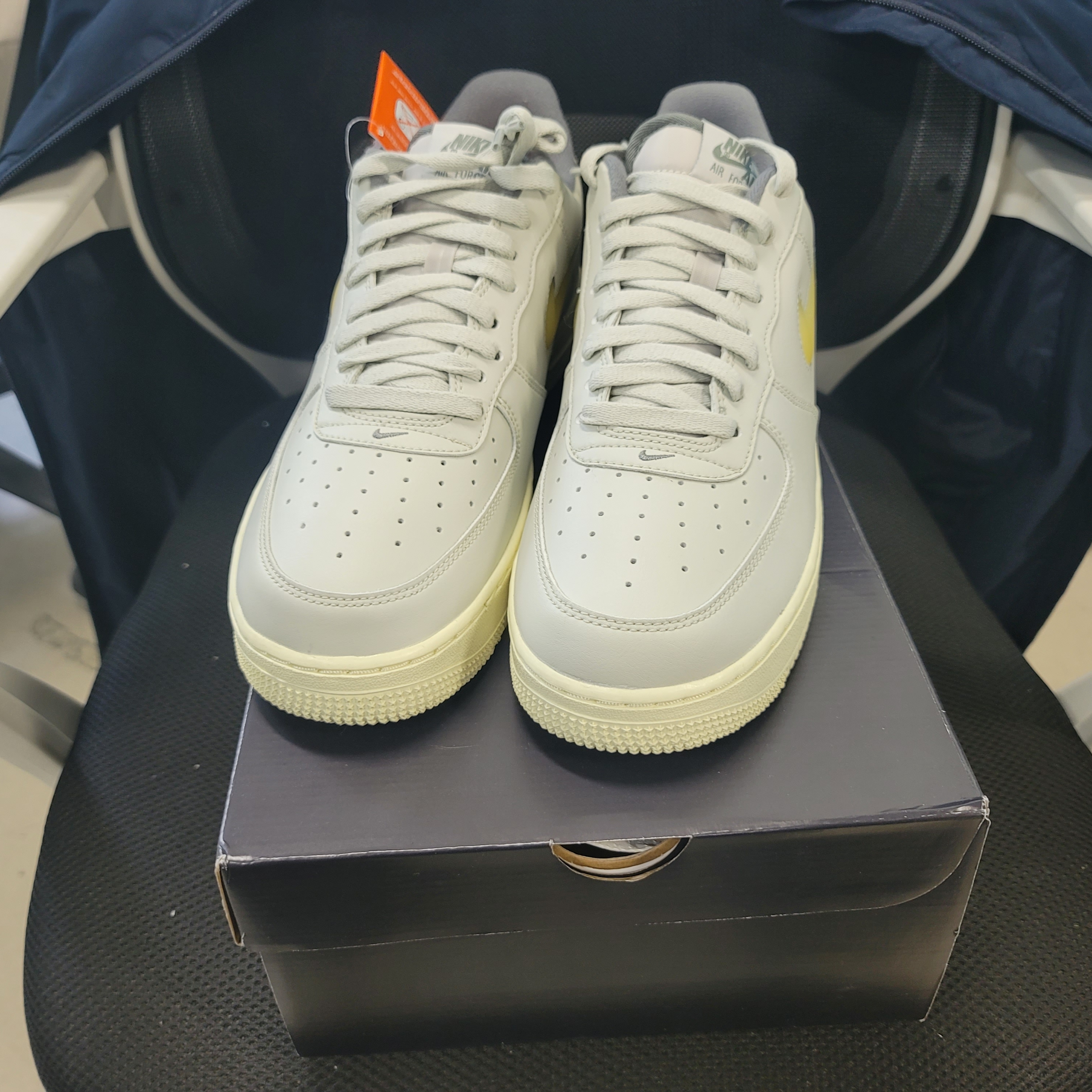 Nike Air Force 1 '07 LX Light Bone and Coconut Milk 착용 스타일 - 2